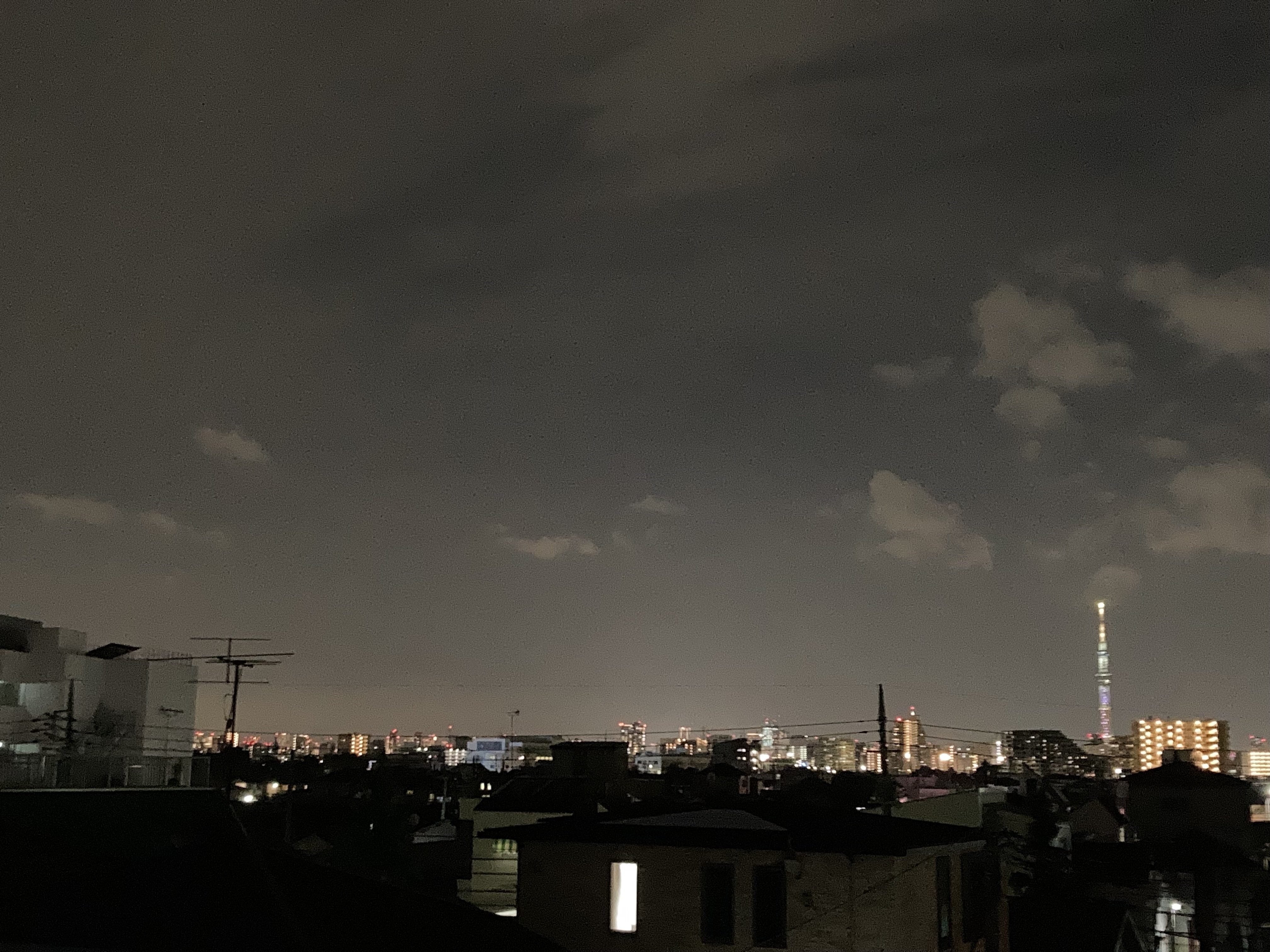短歌一首】 雨止みし空に月影叢雲（むらくも）をくぐりて明日の