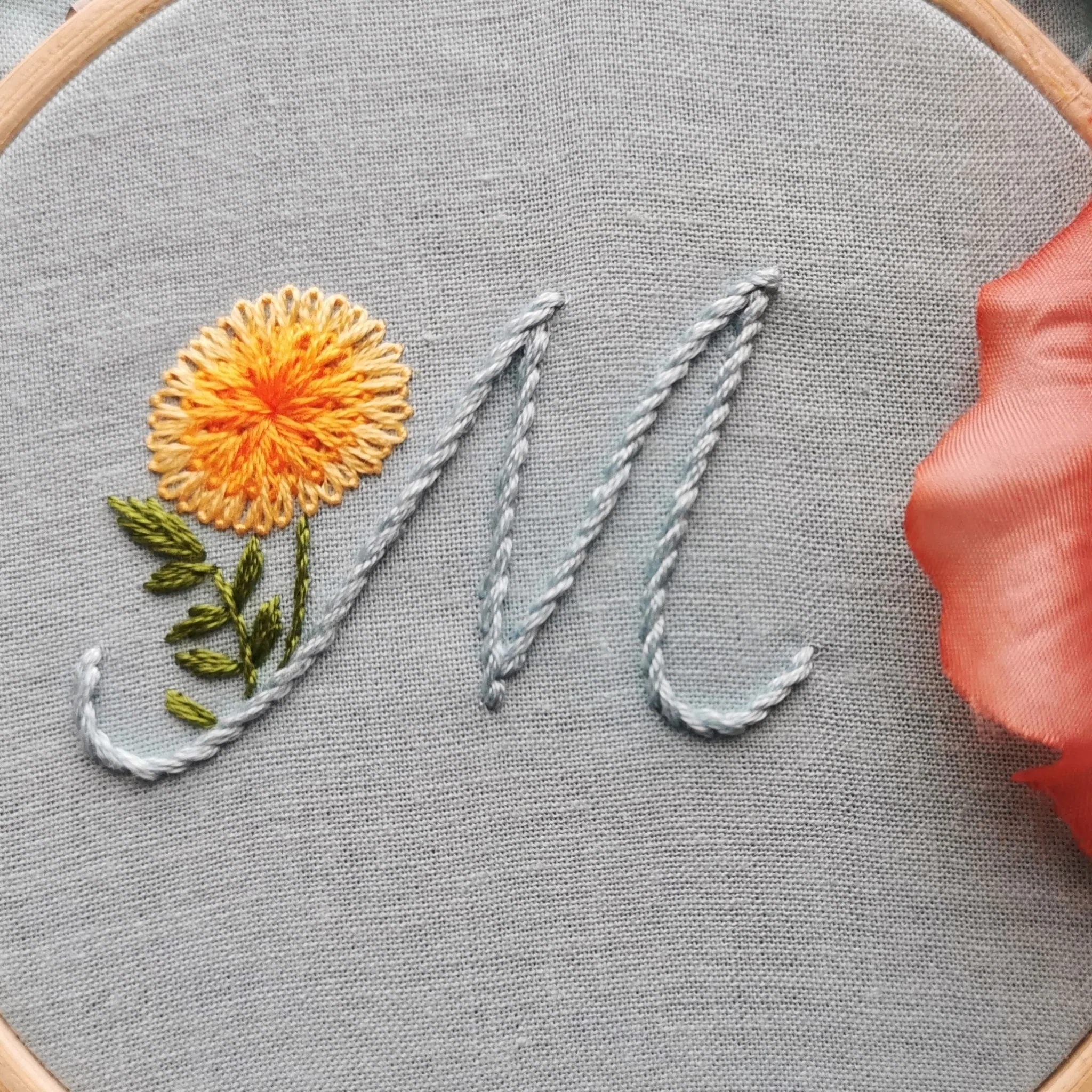 無料ダウンロード】Мとマリーゴールドの図案｜刺繍布小物MomonoHa