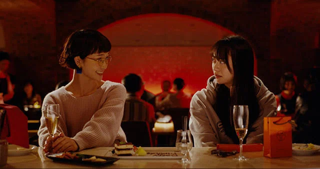 映画『雪子a.k.a』のワンシーン。山下リオさん（右）と剛力彩芽さん（左）