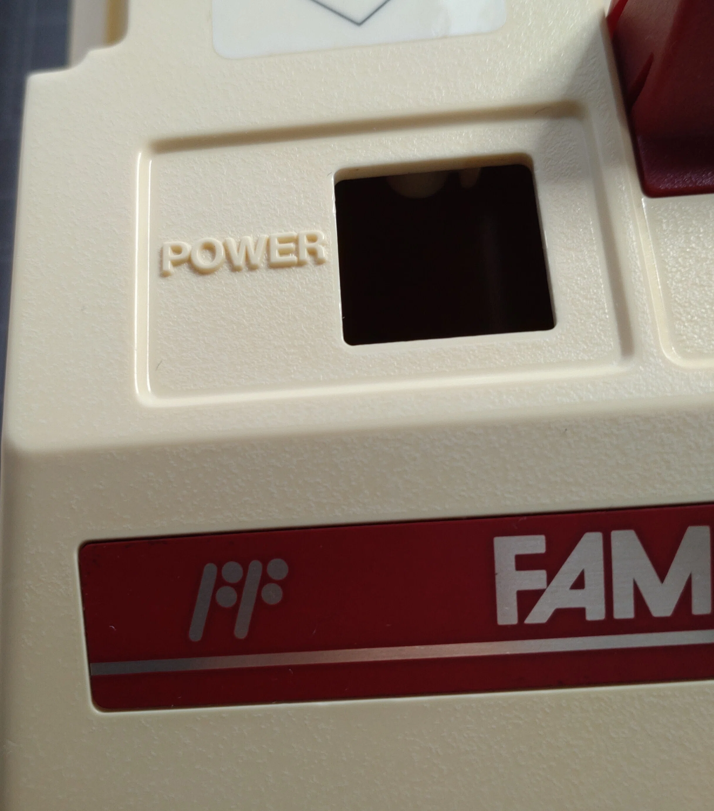 赤白ファミコンには2種類あったことに気が付いた今日この頃｜とみぃ