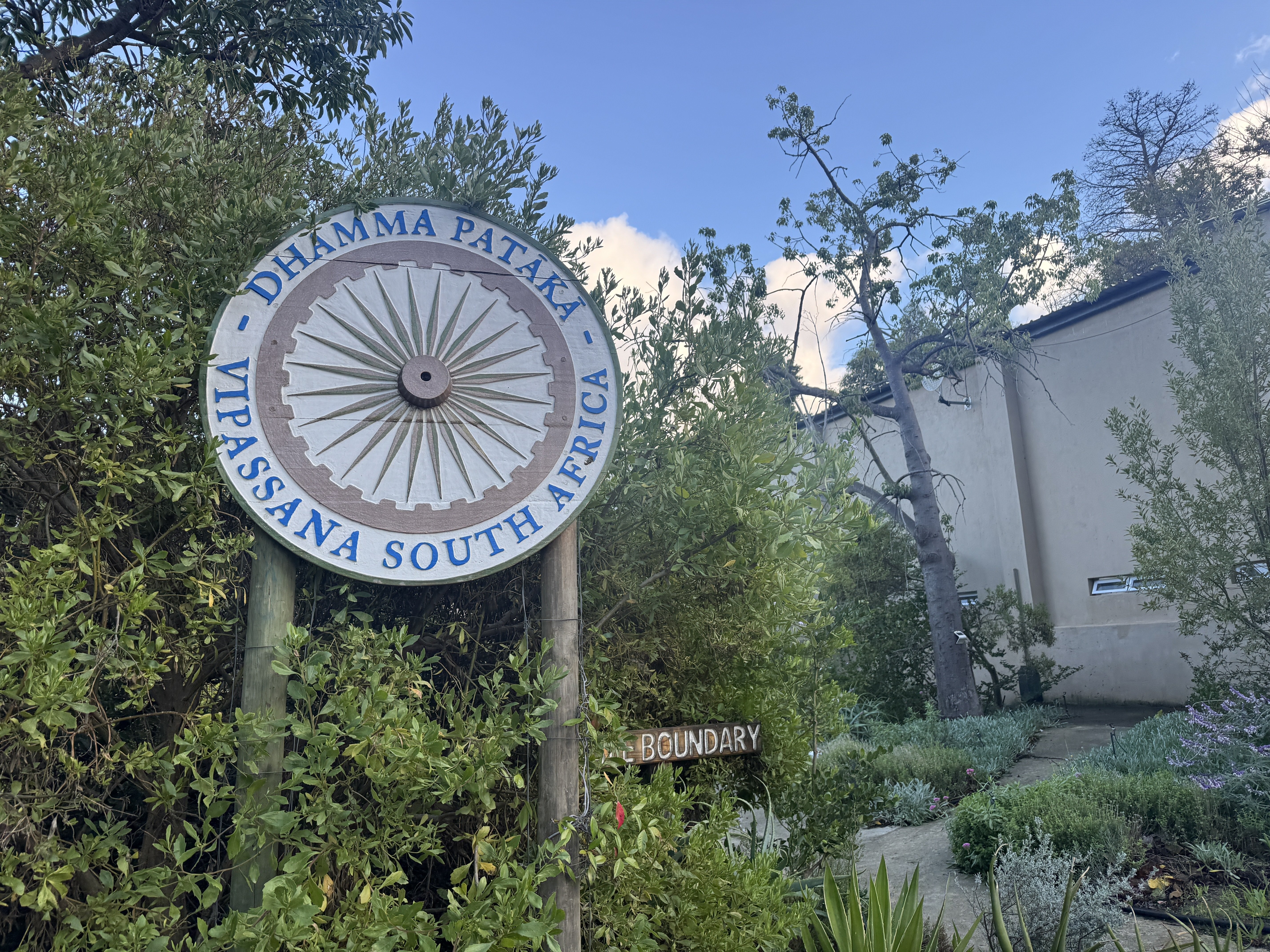 心の奥底を泳ぐ人生でいちばん静かな10日間。-ヴィパッサナー瞑想 in