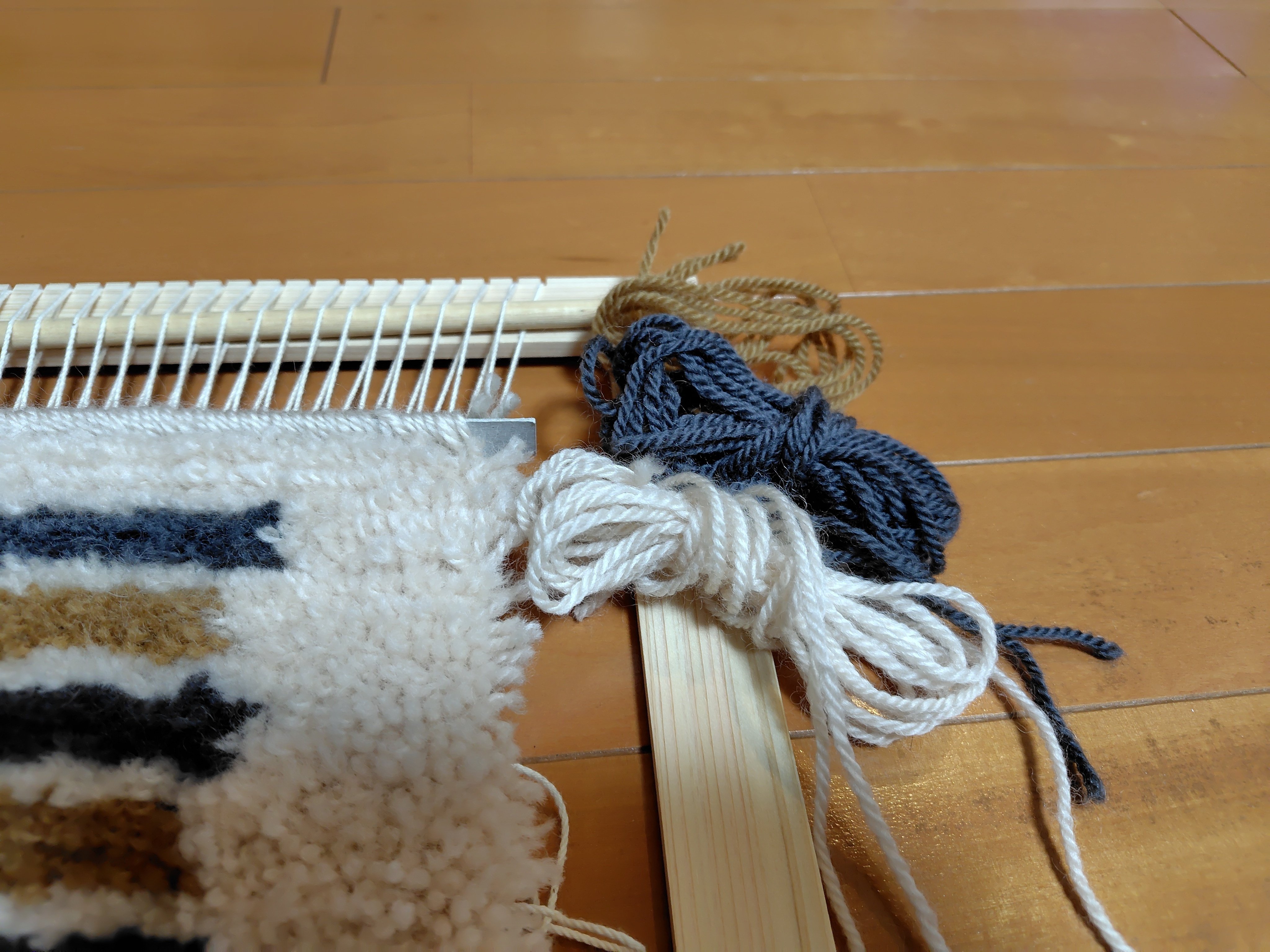 ノッティング織り/フェリシモ　 天然木の織り機 とウール糸のラグキット8セット 手軽に織りが楽しめる 天然木の織り機｜フェリシモギフト