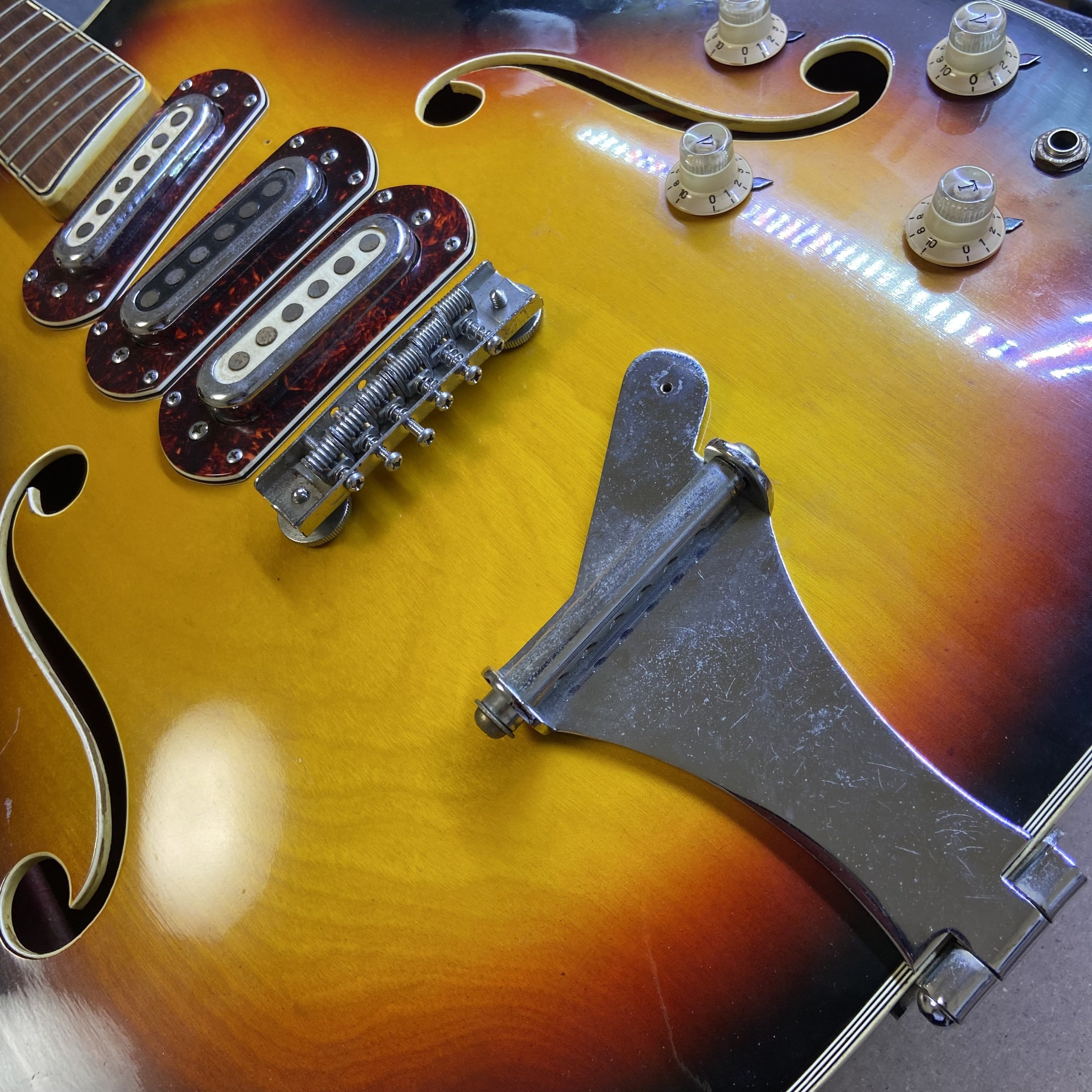 ビザールギター　コンポーネント　改造品 ビザール感のあるギターを更にビザール味を追加する改造｜歌月工芸