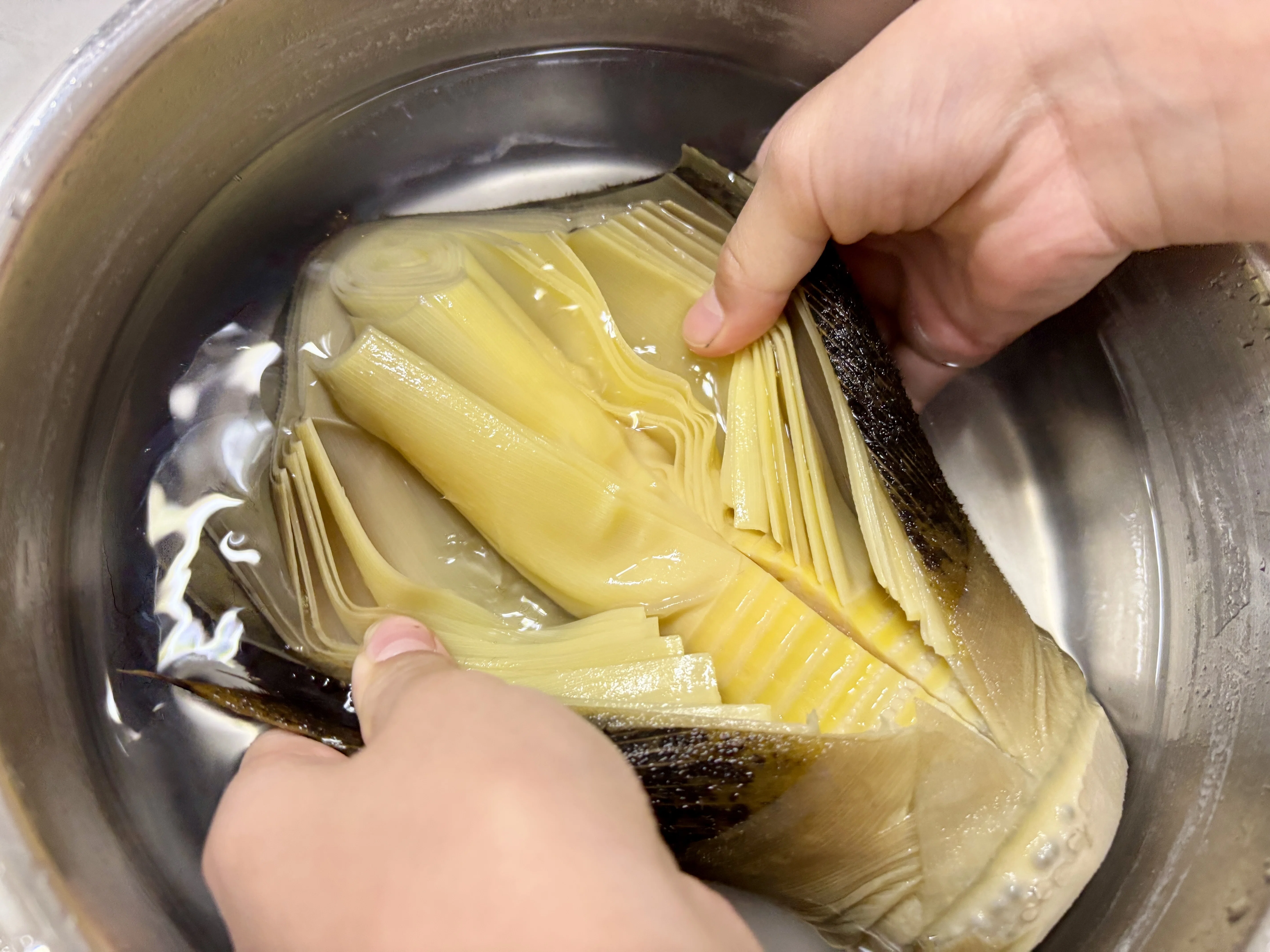 竹林のそばを走り回ってたらたけのこをもらった。麻婆豆腐にしてくれた