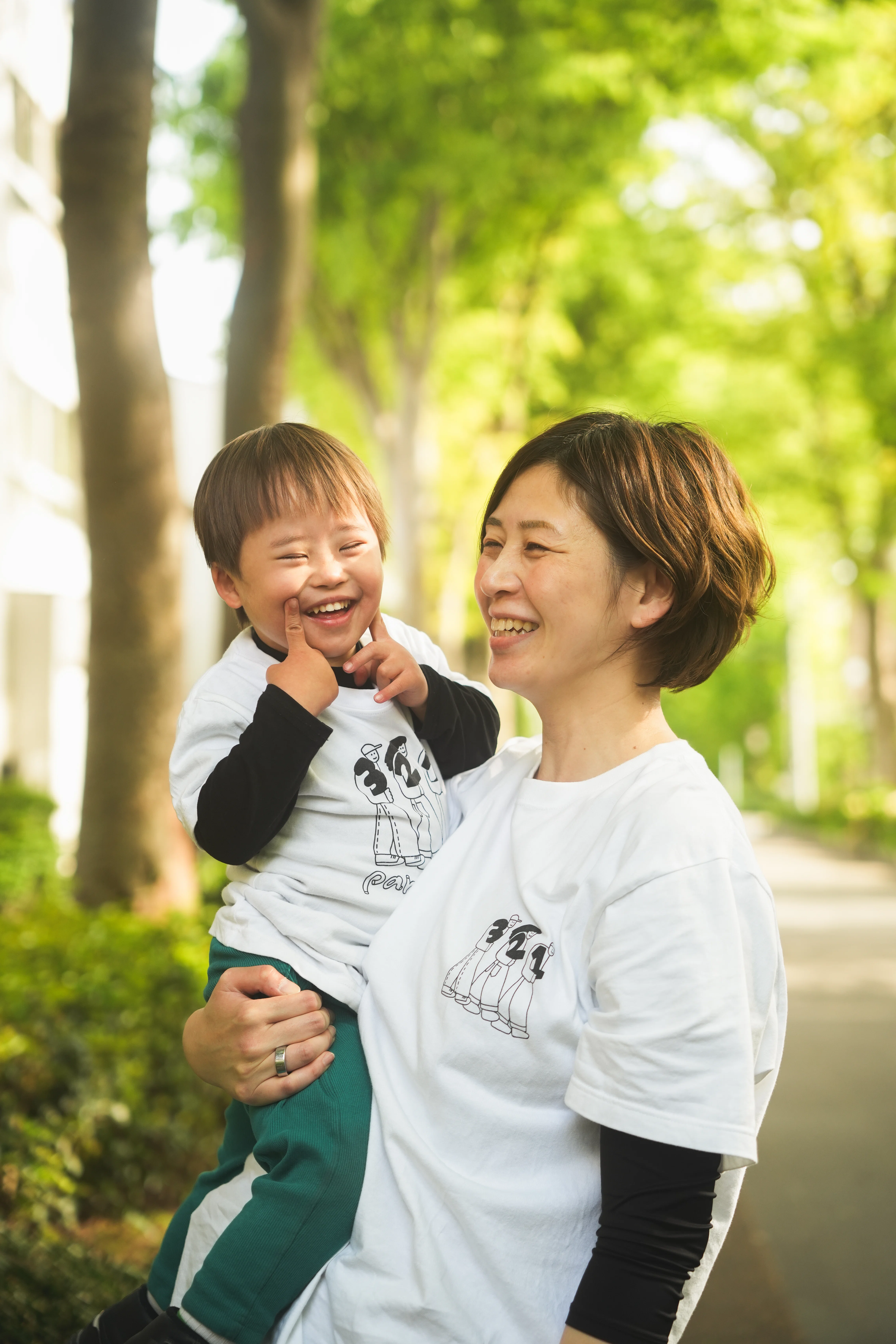 この子のおかげで生きる世界が広がった」。ダウン症の長男と共に