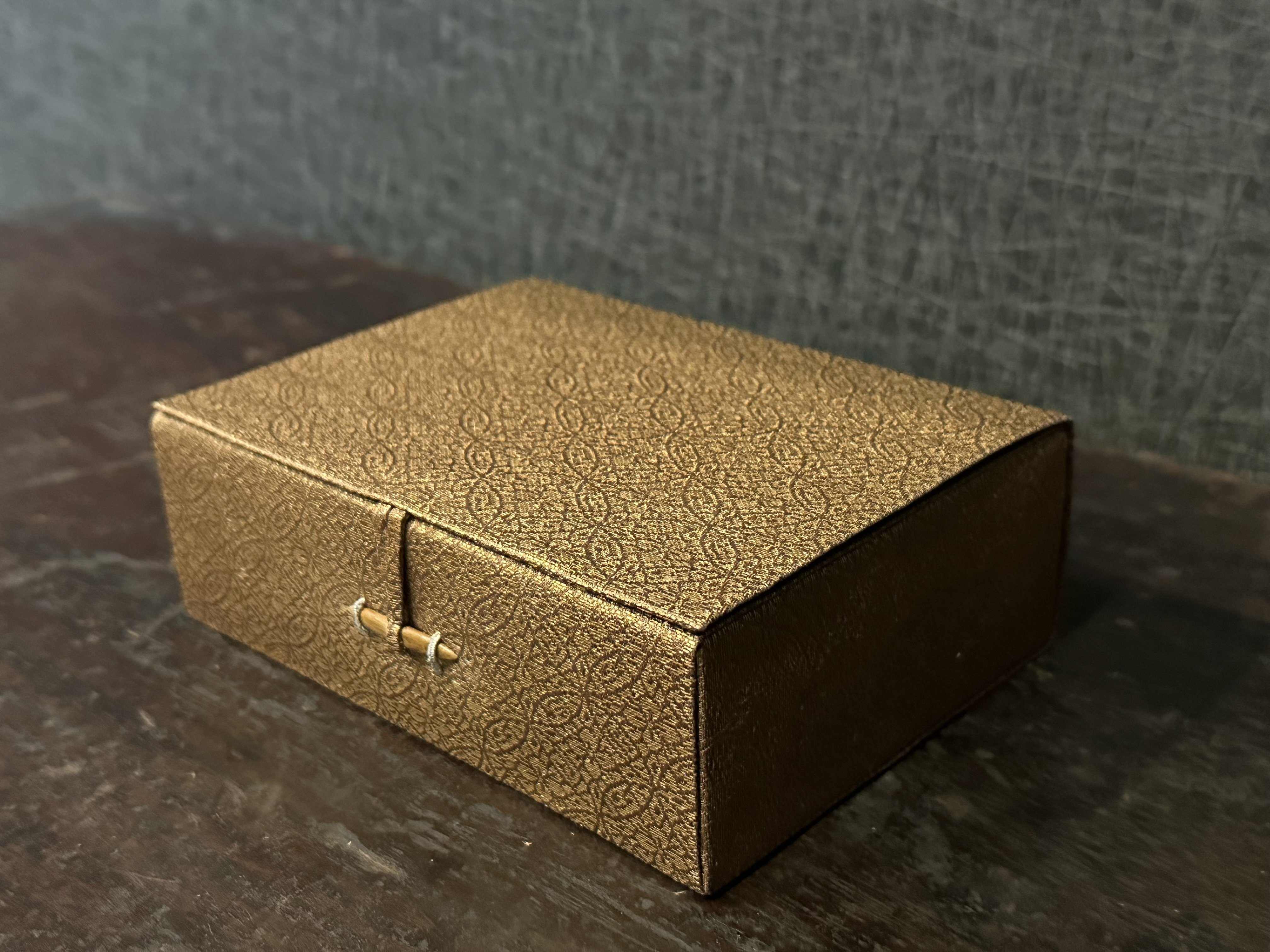 送料無料　江戸時代　目貫2点　刀装具　木箱付 Amazon | 布団附き 紫色目貫箱【刀装具鍔目貫骨董品刀剣日本刀