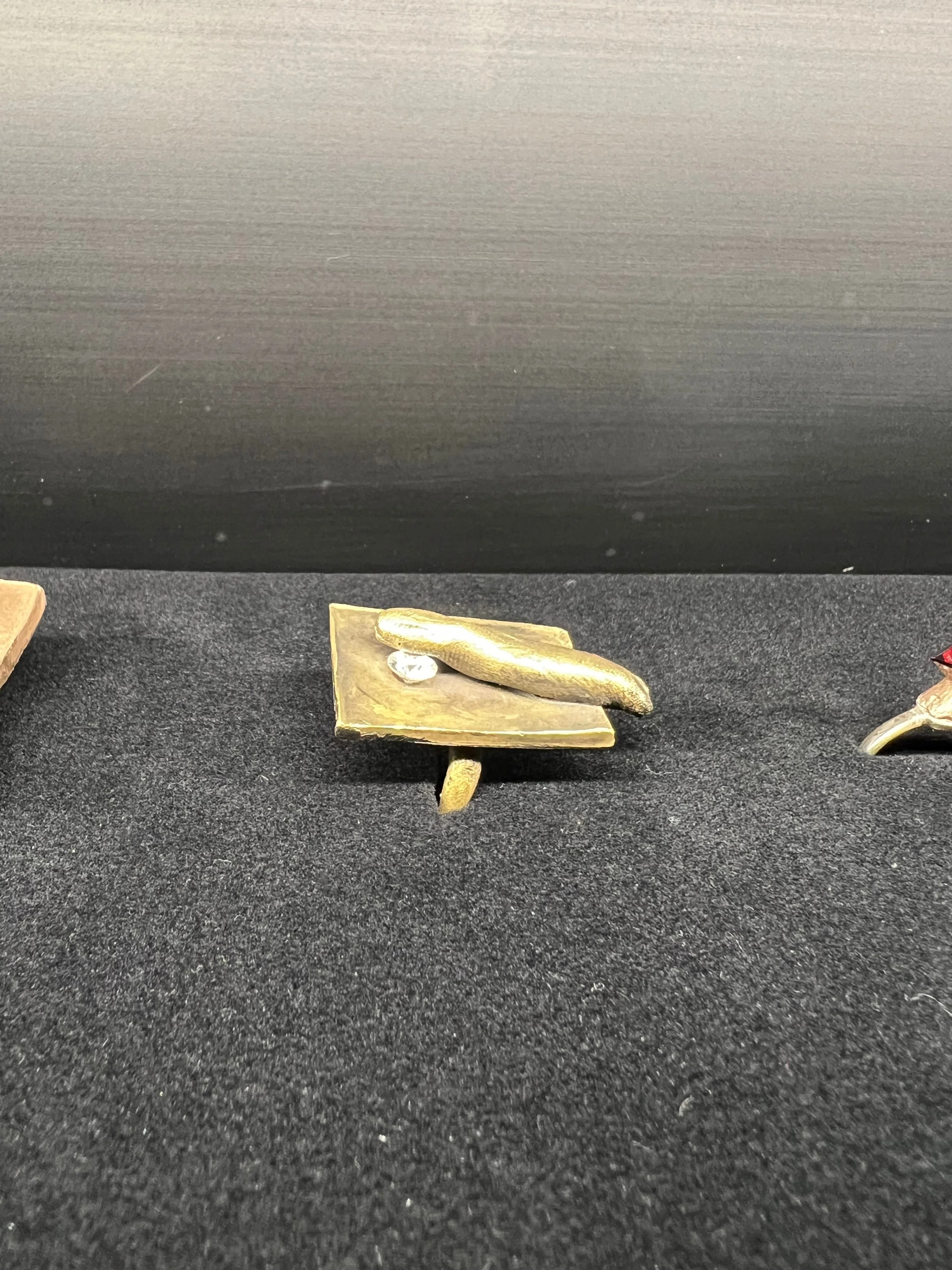コンテンポラリージュエリーを着用視点ではなく鑑賞対象として深掘りし