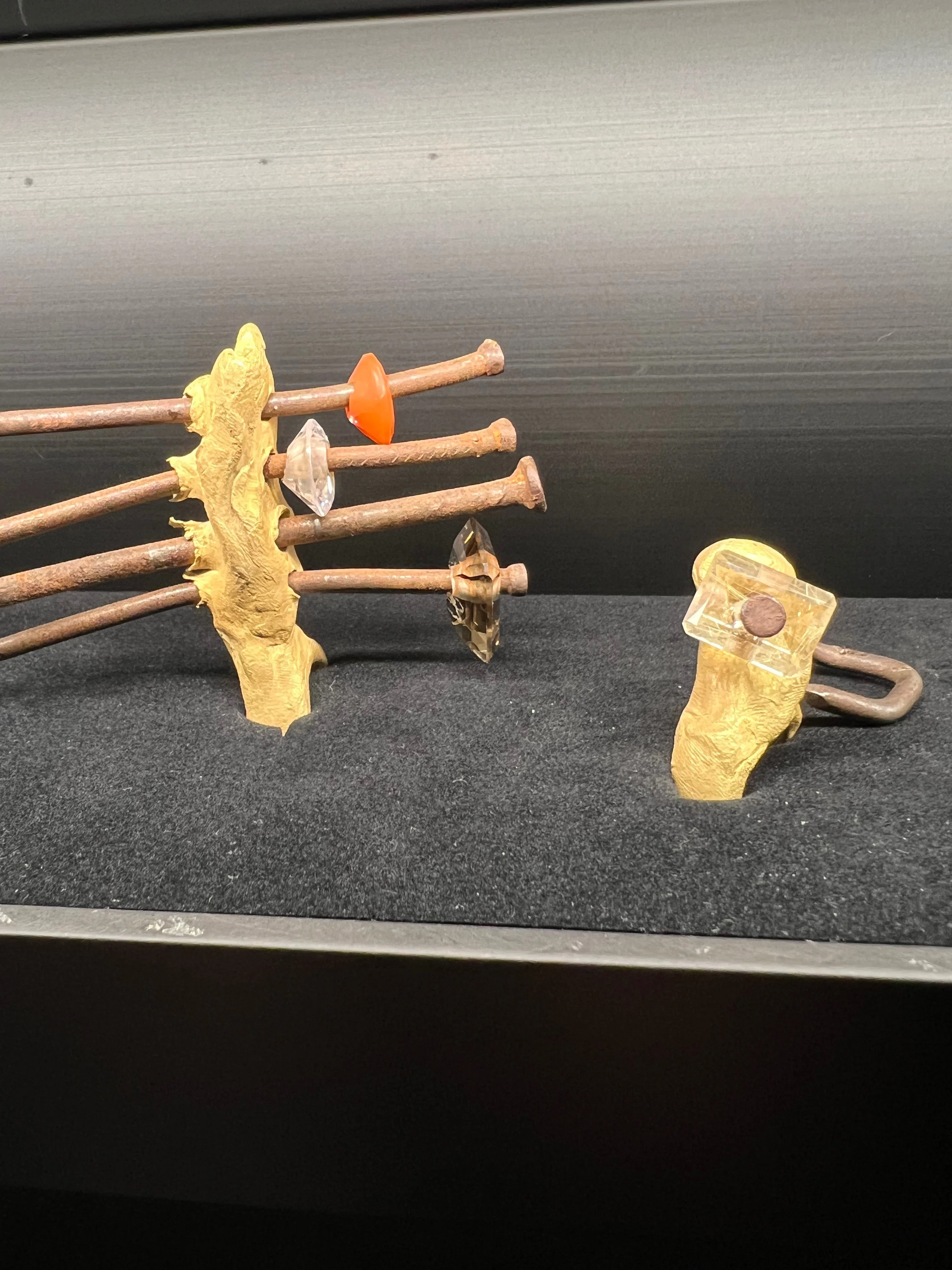 コンテンポラリージュエリーを着用視点ではなく鑑賞対象として深掘りし