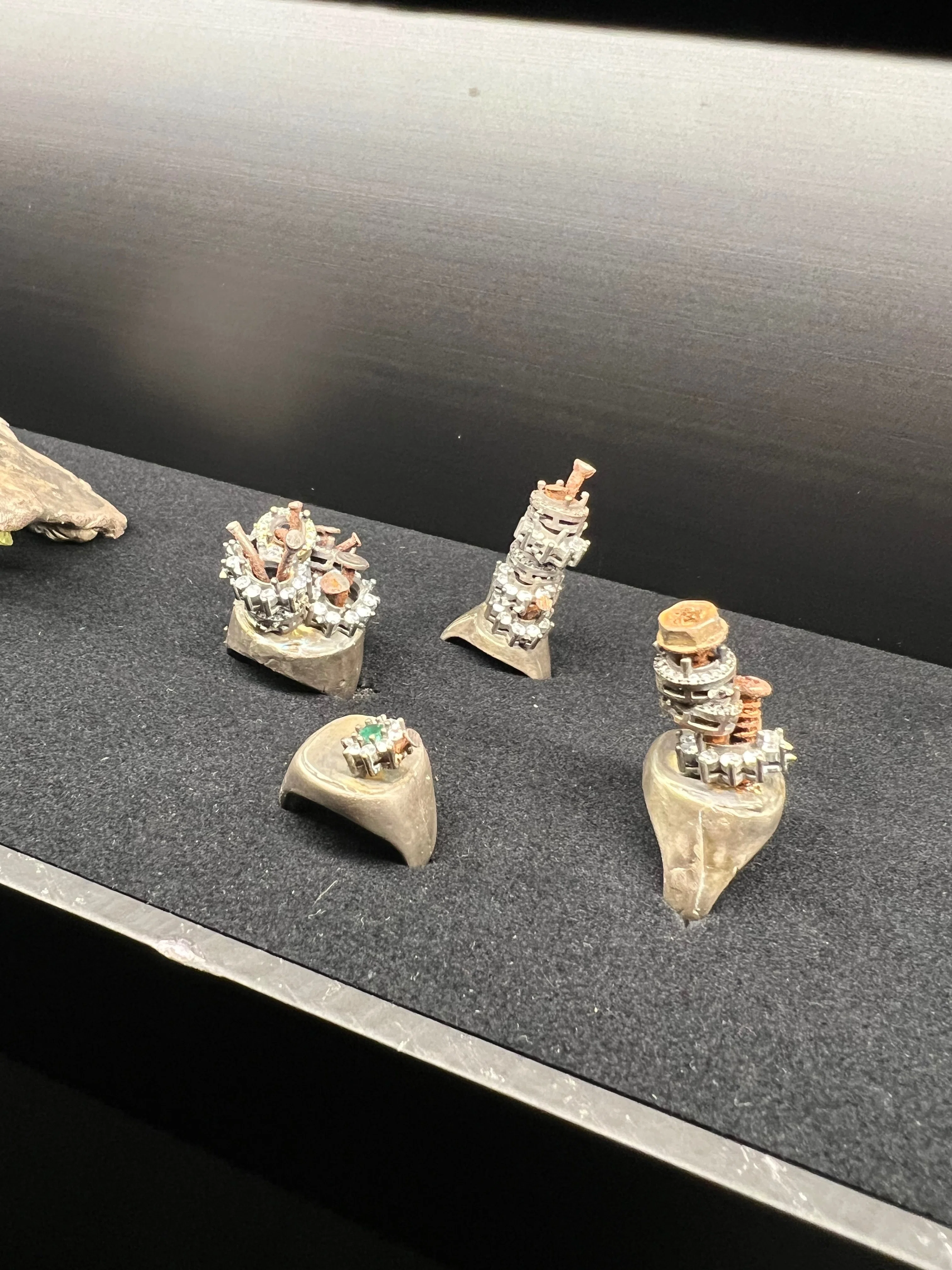コンテンポラリージュエリーを着用視点ではなく鑑賞対象として深掘りし