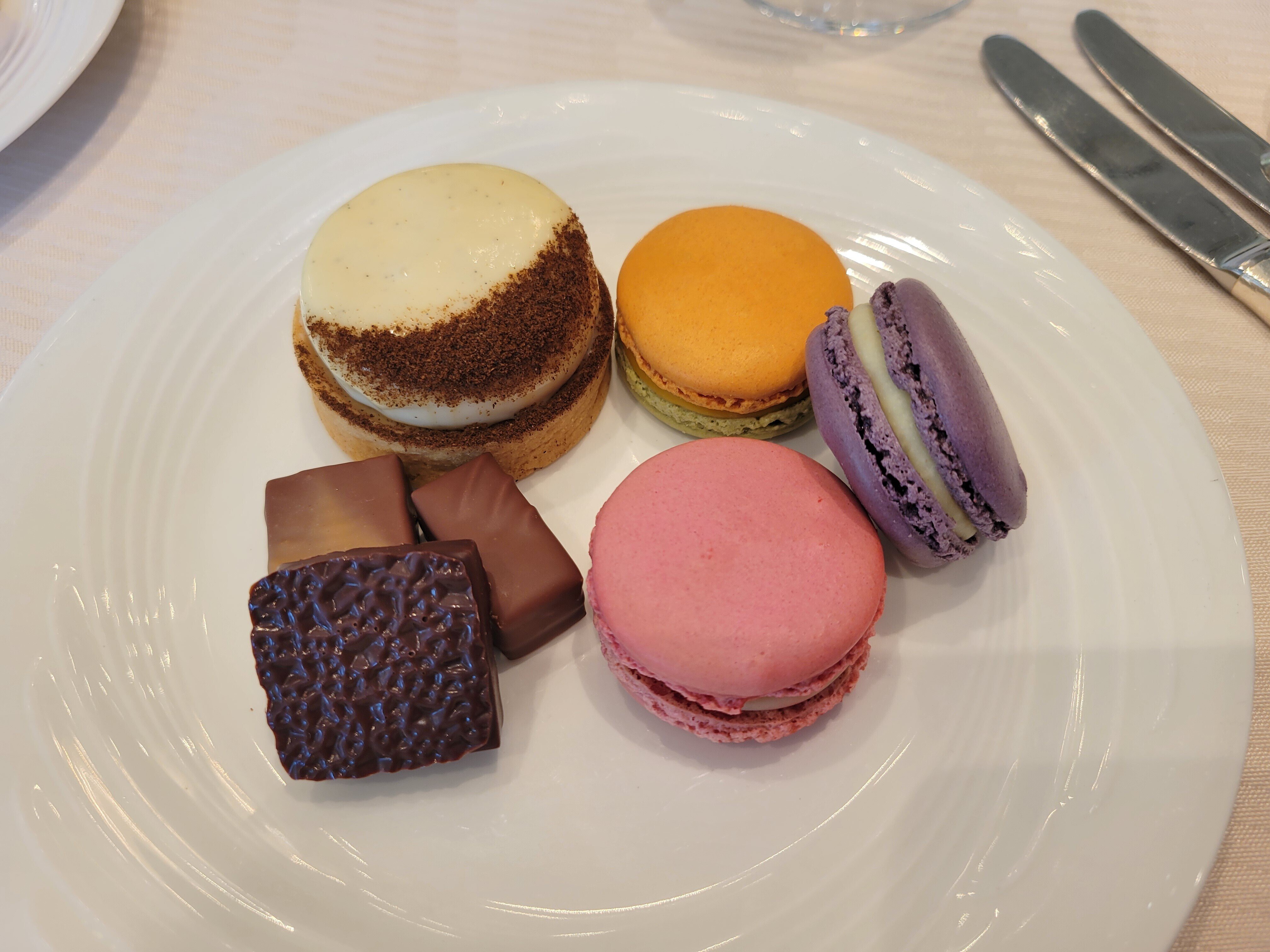 Amazon.com: Plaisirs sucrés: 9782012358300: Pierre Hermé: Books