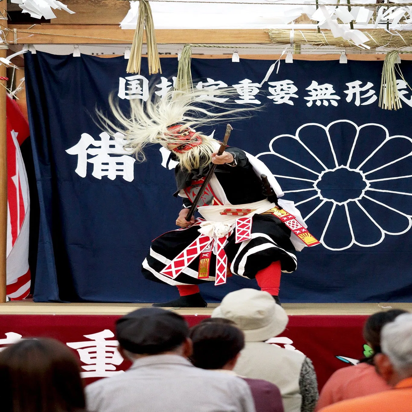 岩戸の舞、神々の祈り 神楽に宿る記憶と荒神の剣｜カイザワ