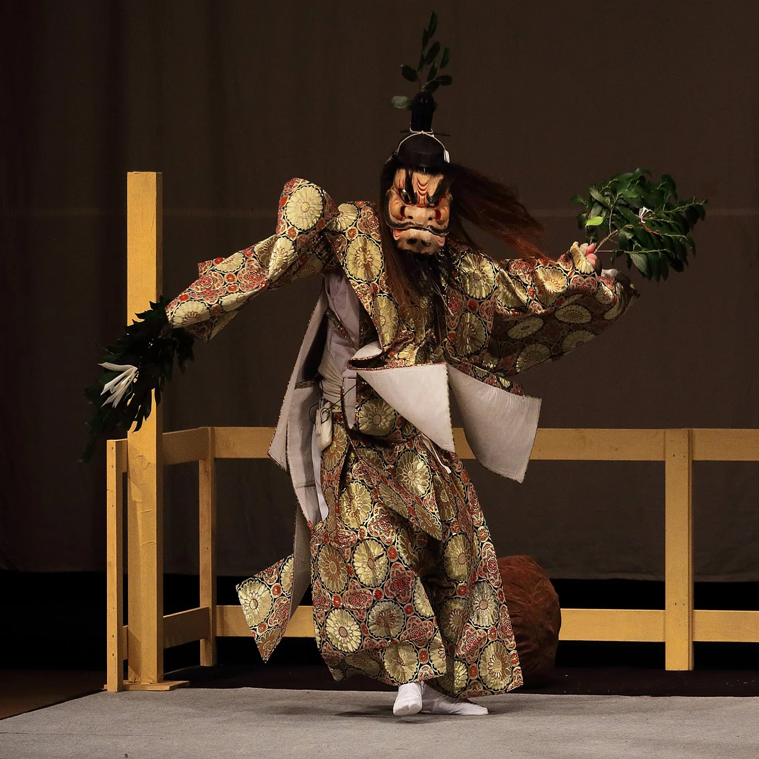 岩戸の舞、神々の祈り 神楽に宿る記憶と荒神の剣｜カイザワ