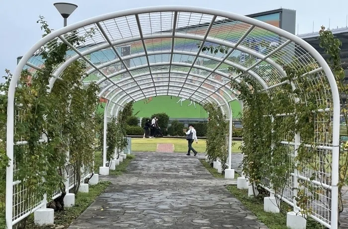 東京競馬場内馬場のアーチ