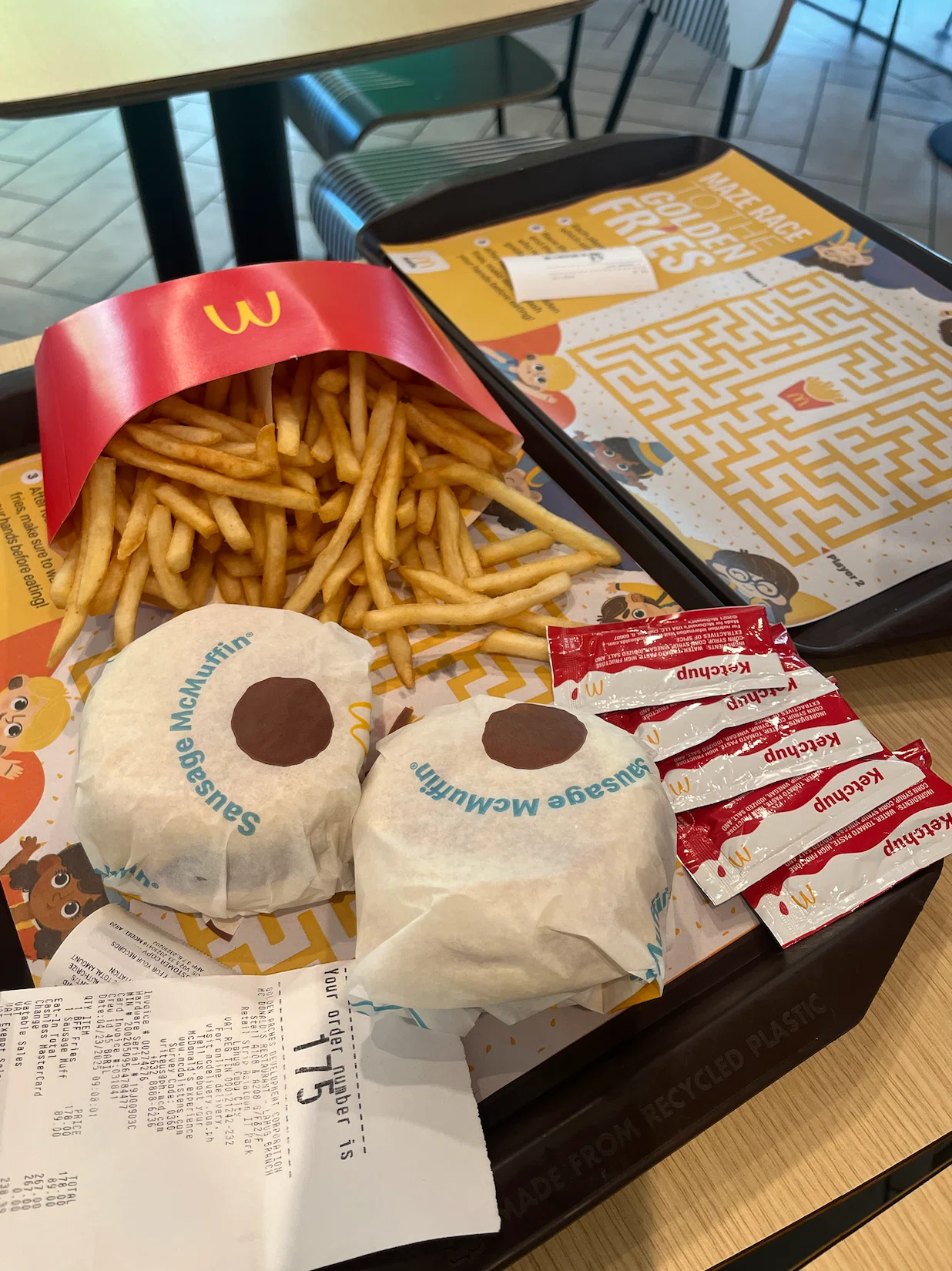 マクドナルドにチキンとご飯！？ フィリピンの朝マック??｜nano
