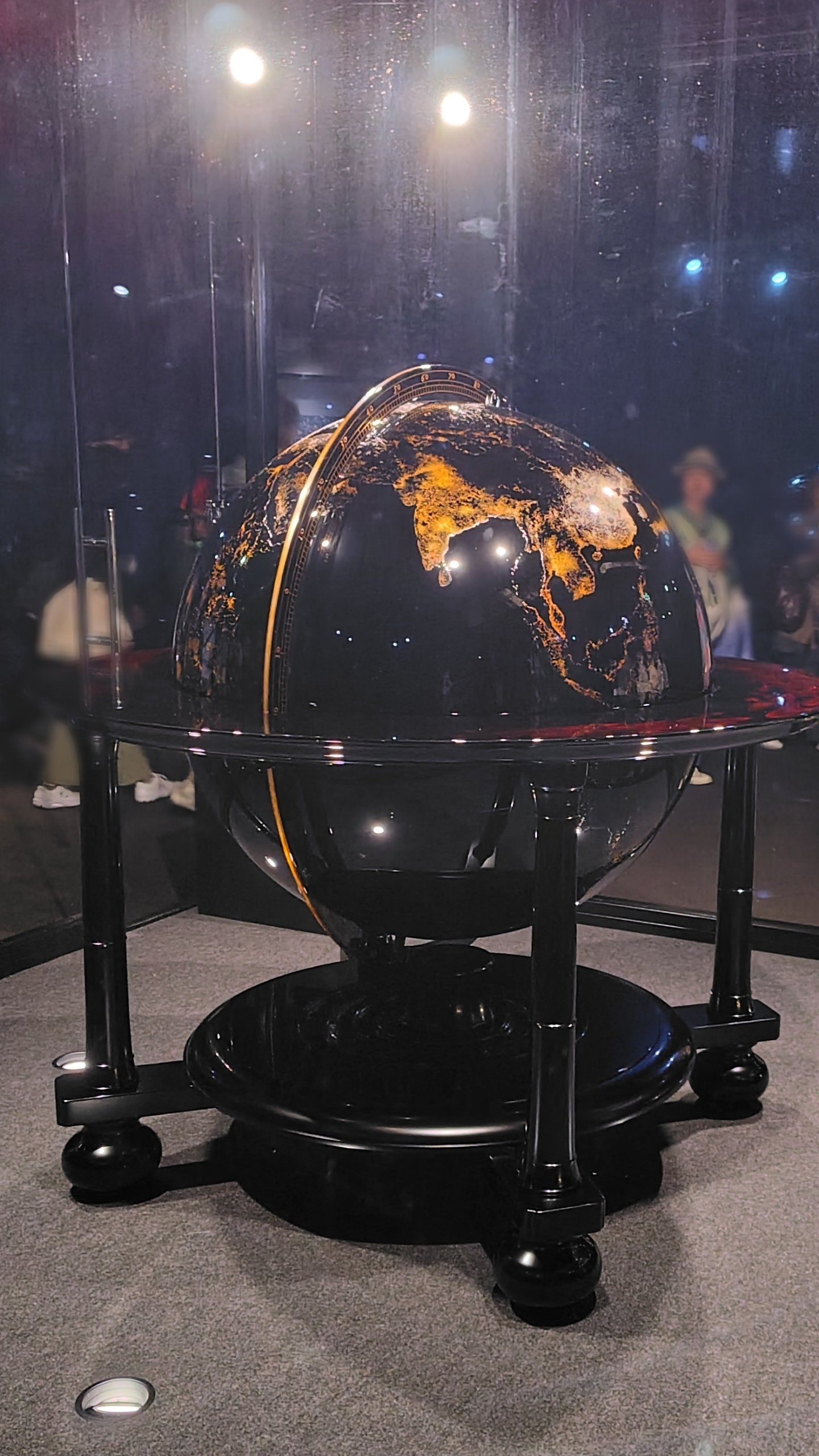 万博 夜の地球 大阪万博「夜の地球 Earth at Night」館、輪島塗の大型地球儀