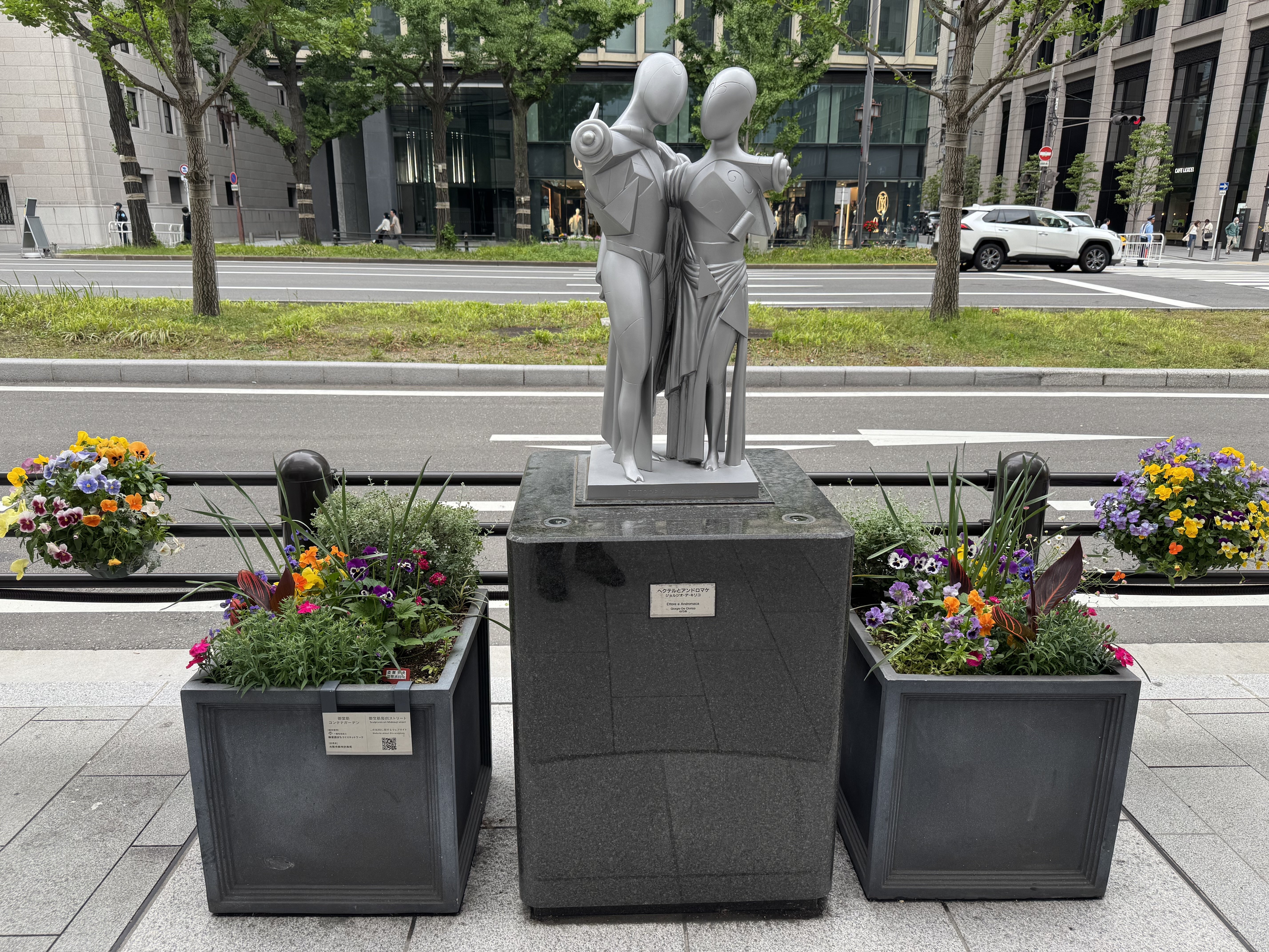 大阪御堂筋のアート - デ・キリコ氏の彫刻｜Hiro／AIに取り組む66歳