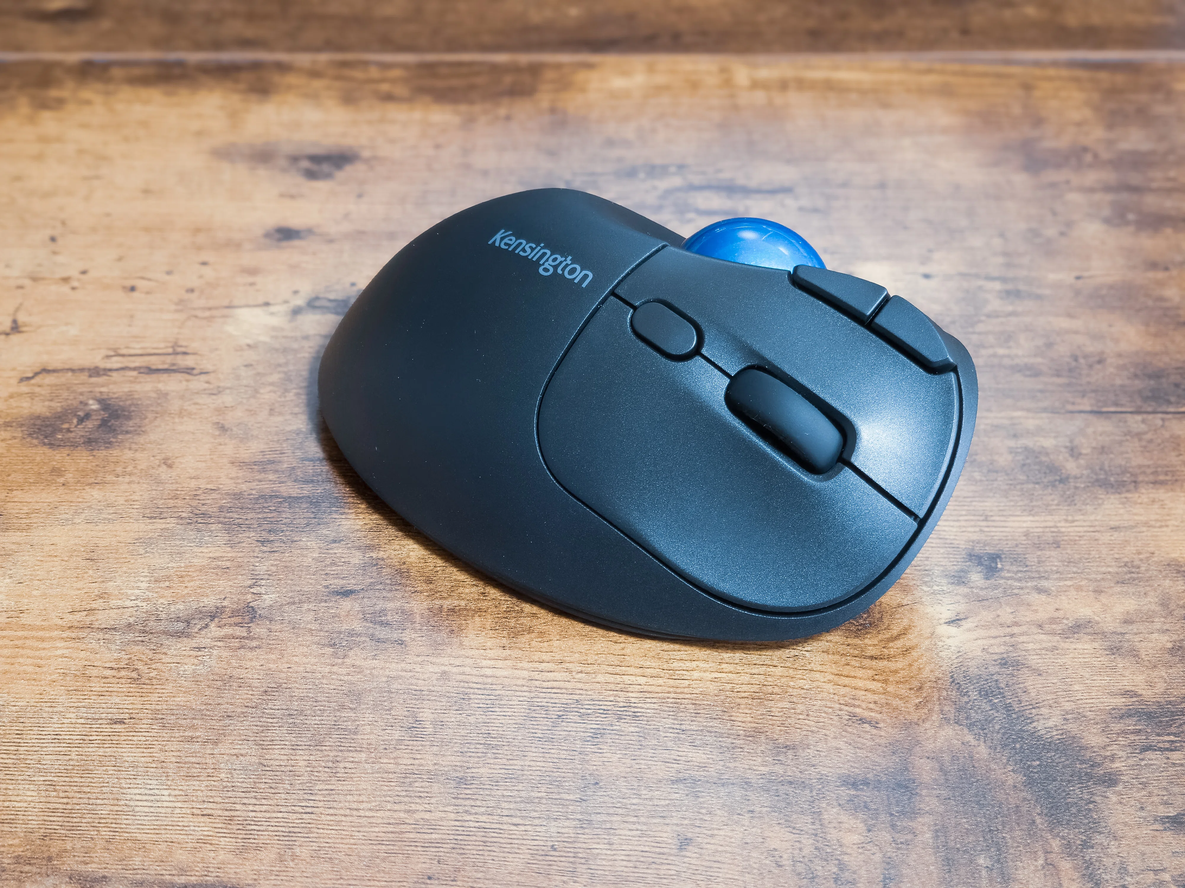 Kensington Pro Fit Ergo TB450】斜め45°で操作が快適なトラックボール