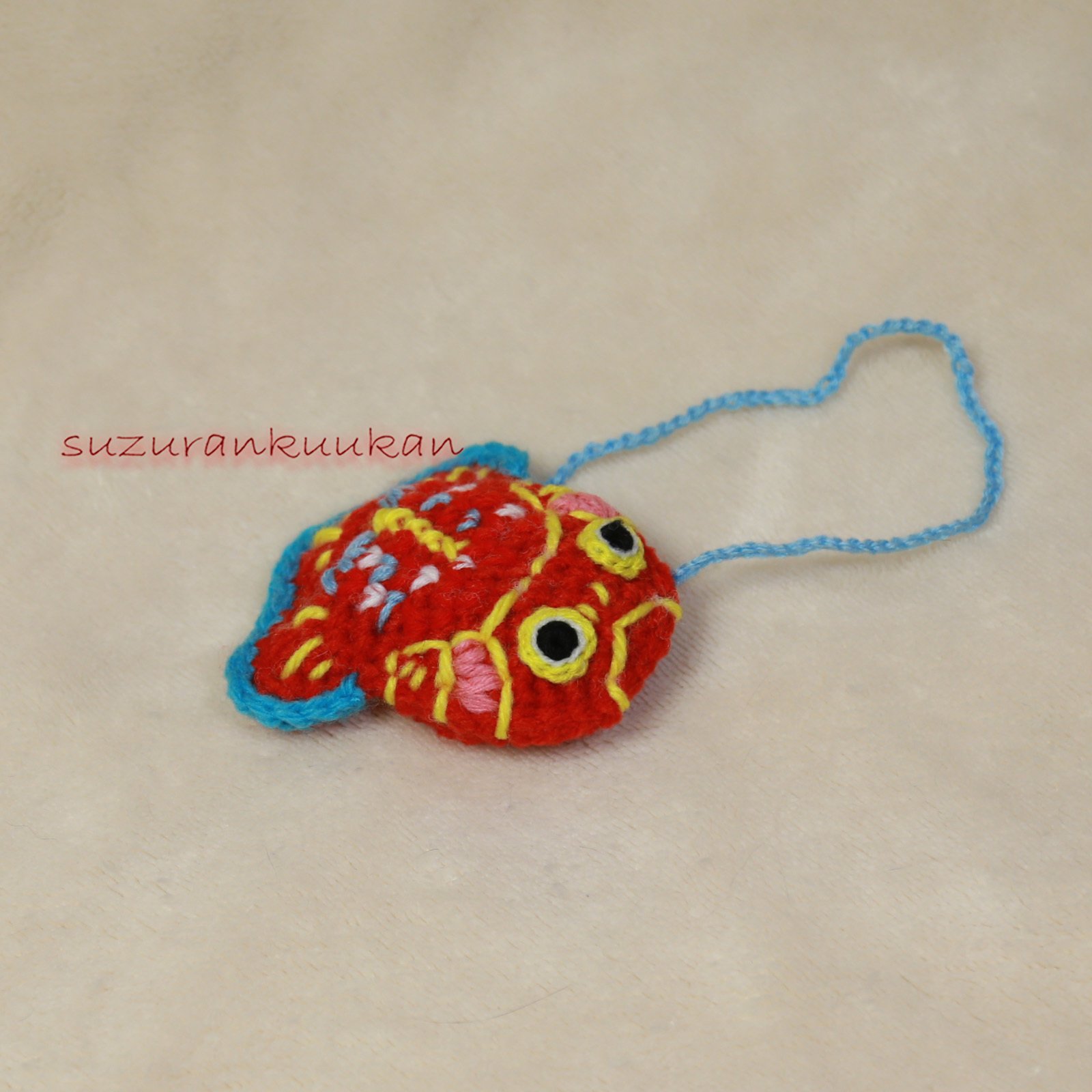 d*7様 にやにや金魚くんの編みぐるみブローチ〇 d*7様 にやにや金魚くんの編みぐるみブローチ〇 にやにや金魚くんの