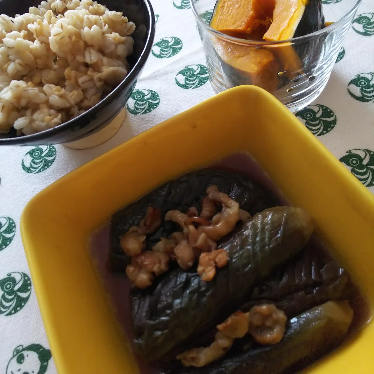 押し麦&オートミールご飯と、塩蒸しカボチャと、鶏皮とナスの煮物。おいしいよ。