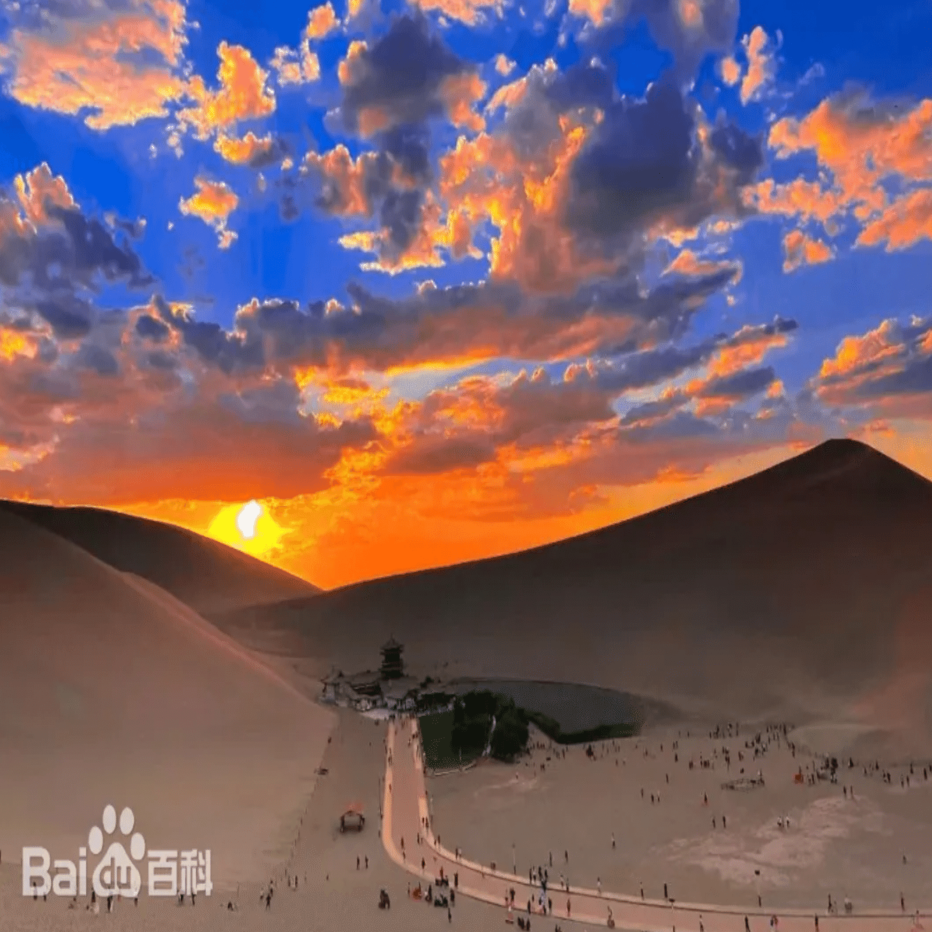 シルクロードの中継地、敦煌が誇るオアシス観光地の鳴沙山・月牙泉風景