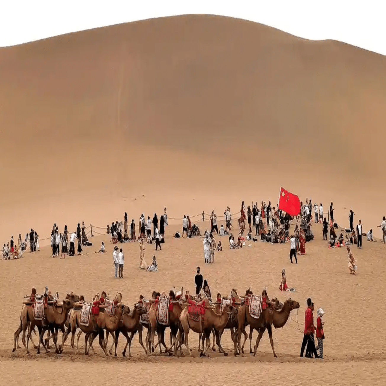 シルクロード敦煌の砂 シルクロードの中継地、敦煌が誇るオアシス観光地の鳴沙山・月牙泉風景