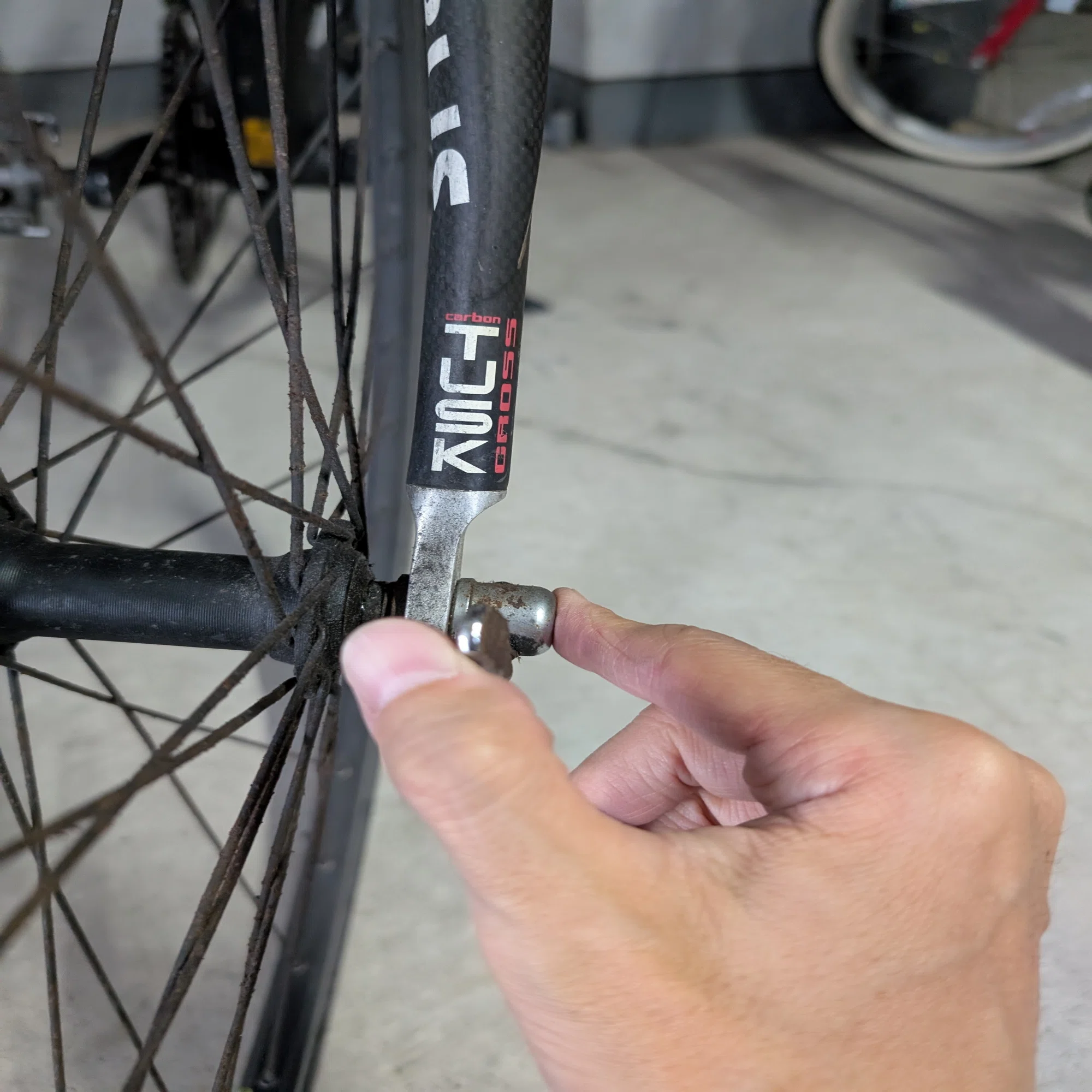 初挑戦！クロスバイクの前輪タイヤ交換をDIYでやってみた結果【Amazon 