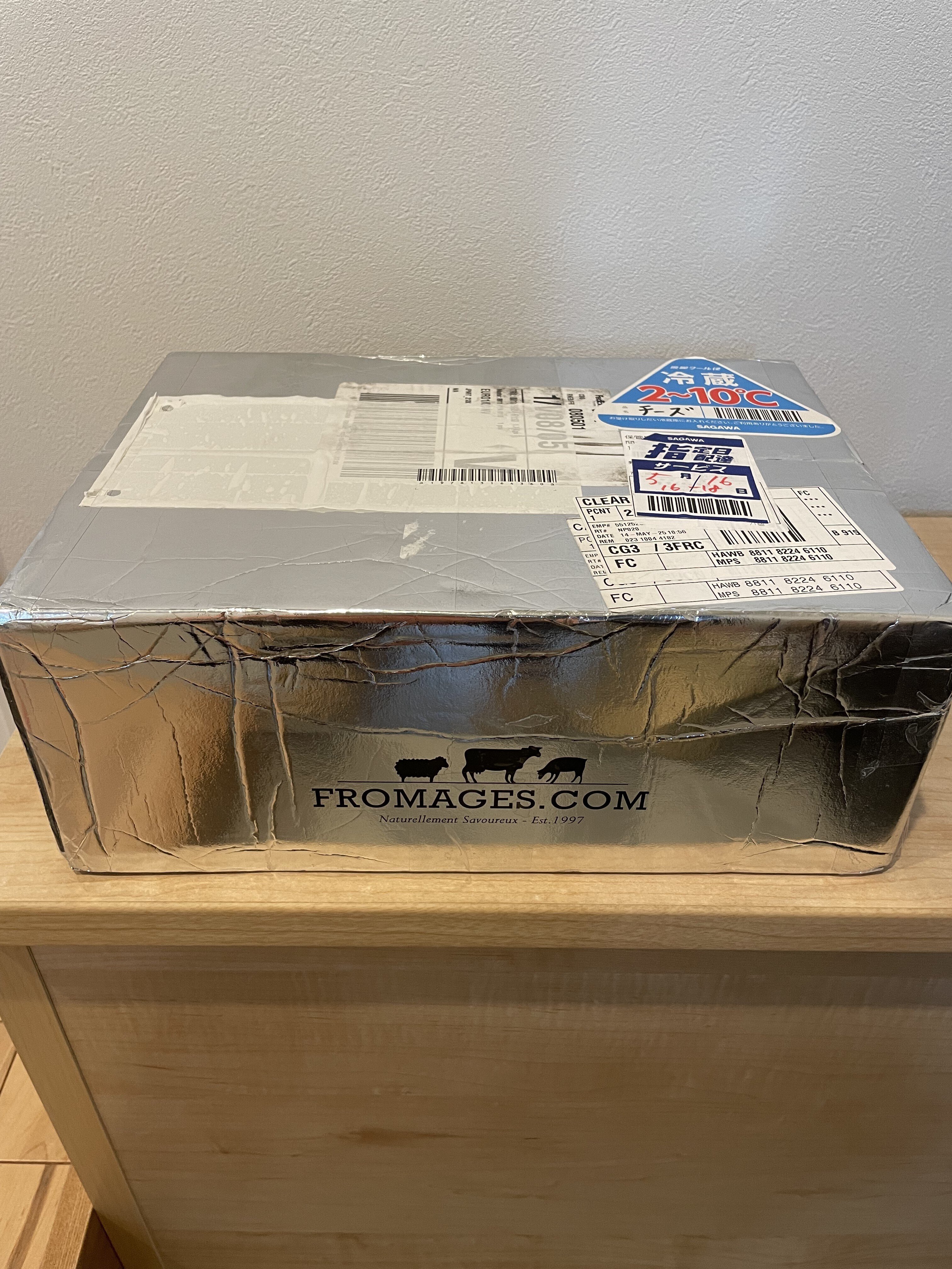 個人輸入した1.6kgのチーズが到着！まさかの消費期限1週間｜中身を