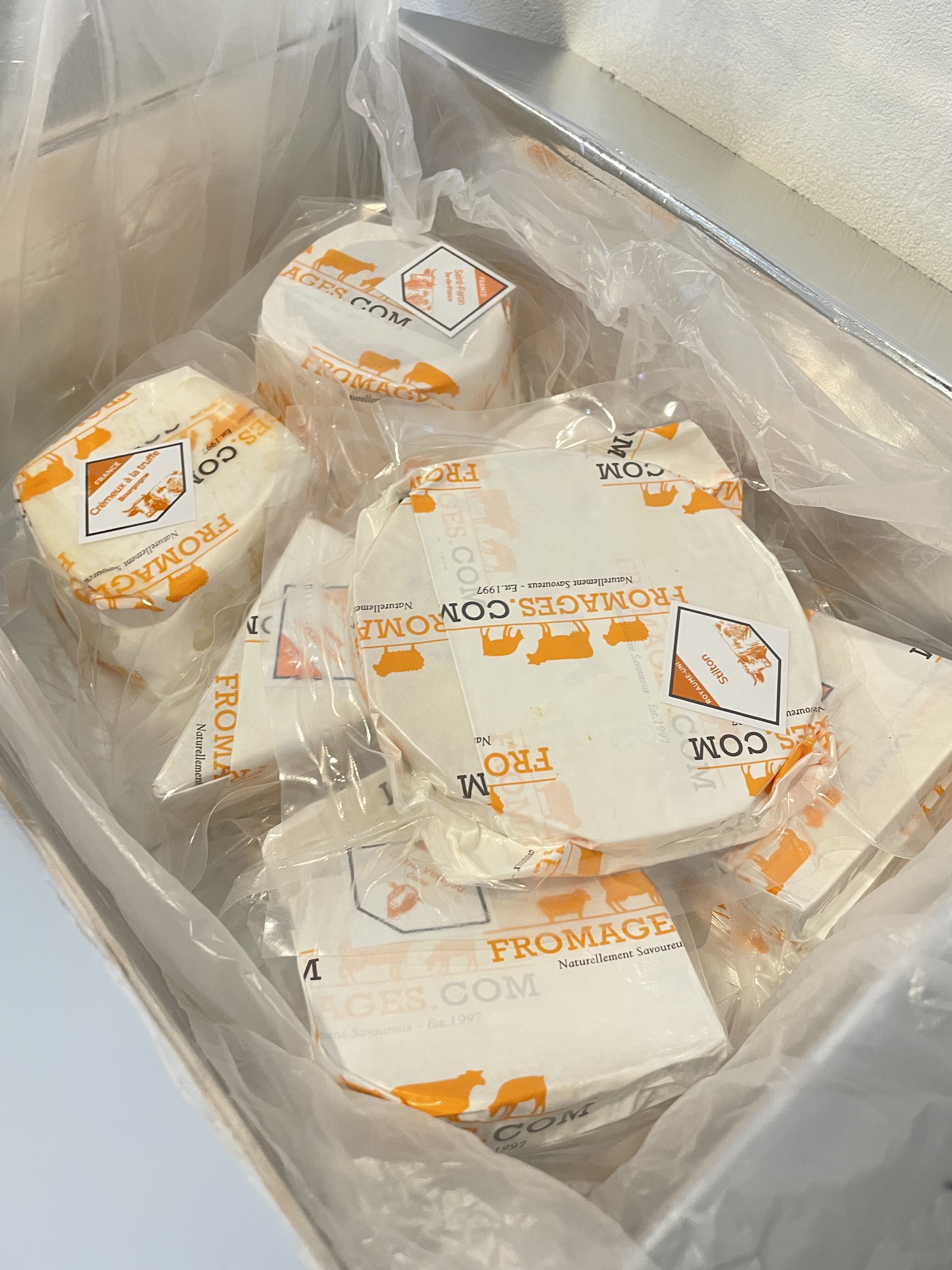 個人輸入した1.6kgのチーズが到着！まさかの消費期限1週間｜中身を