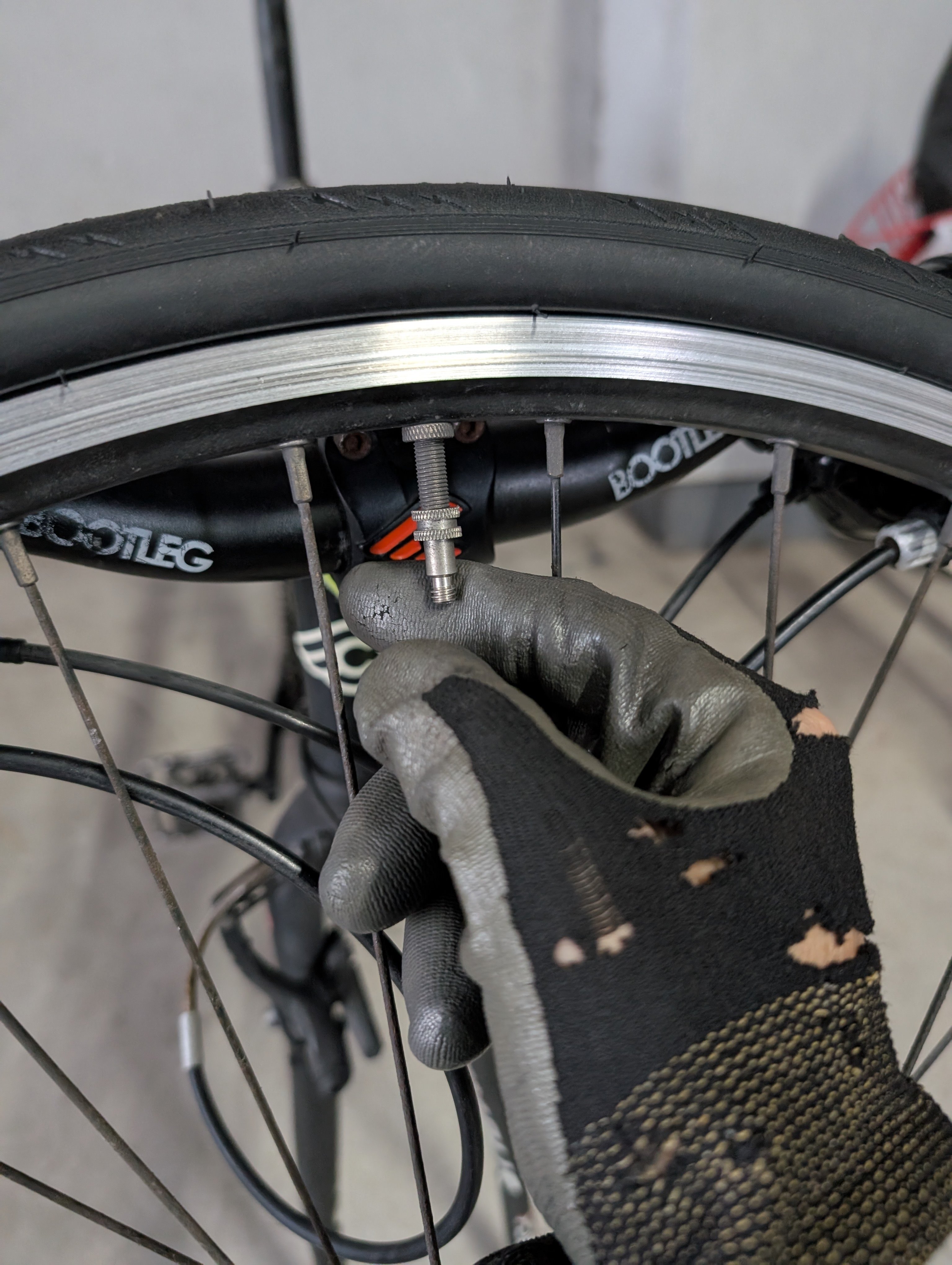 初挑戦！クロスバイクの前輪タイヤ交換をDIYでやってみた結果【Amazon