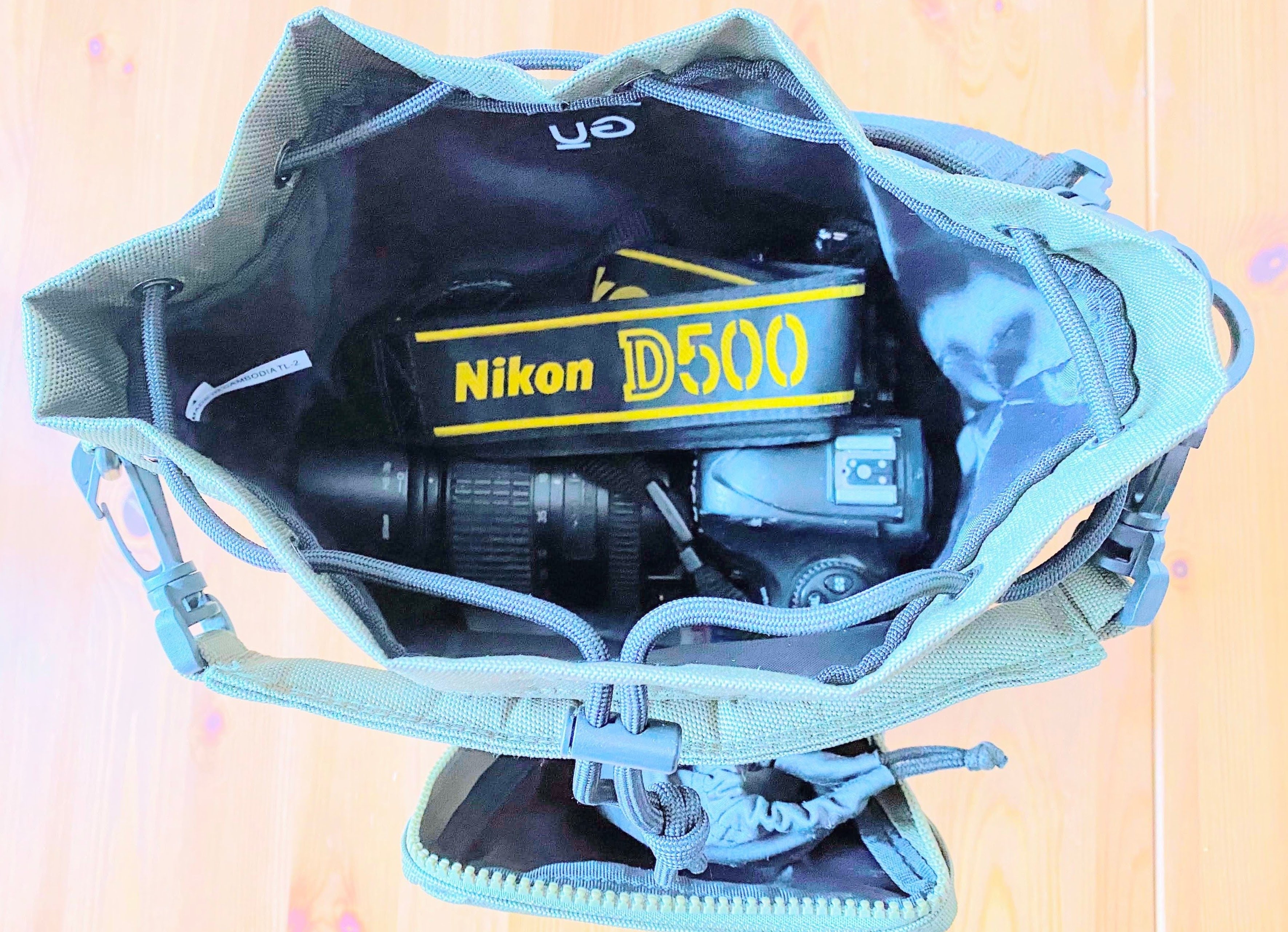 カメラバックにもぴったり！GUとUNDER COVERコラボの2WAYバッグ