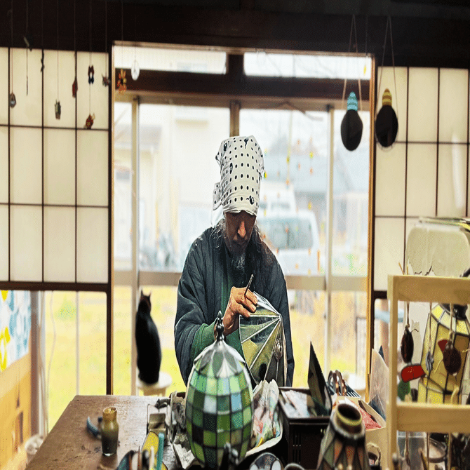 ステンドグラスで生み出される愛すべき妖怪たち。職人技と遊び心で