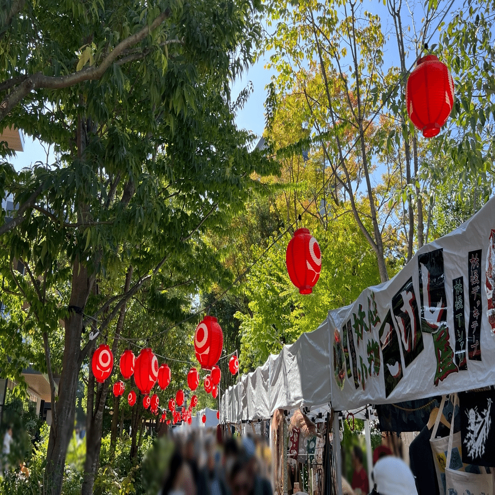 ステンドグラスで生み出される愛すべき妖怪たち。職人技と遊び心で