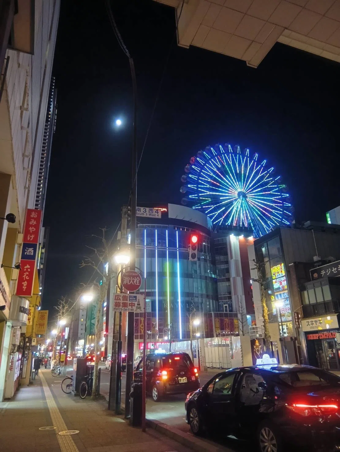 狸小路から見る観覧車の写真