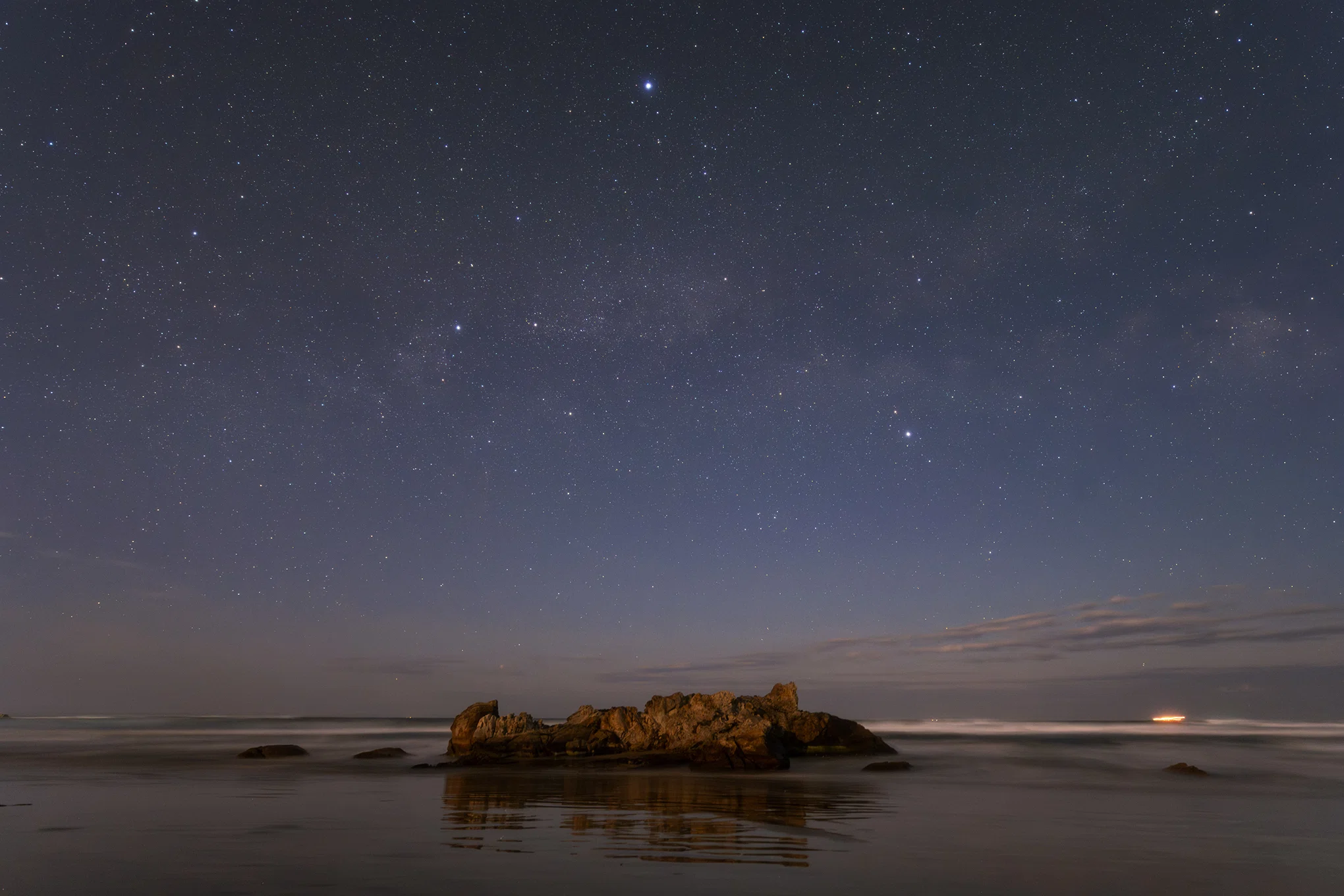 星空のある風景 月明かりの海と漆黒の海｜星空写真家 × 会社員