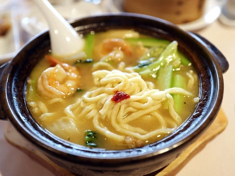 伊府麺の土鍋煮込みと新宿の空|サカキシンイチロウ
