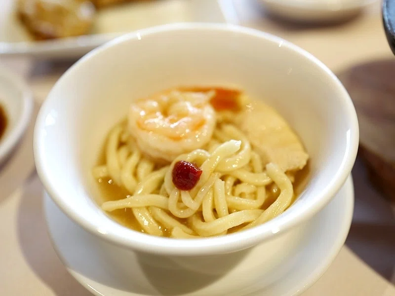 伊府麺の土鍋煮込みと新宿の空|サカキシンイチロウ