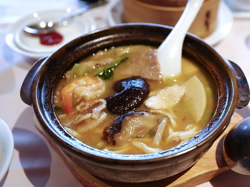 伊府麺の土鍋煮込みと新宿の空|サカキシンイチロウ