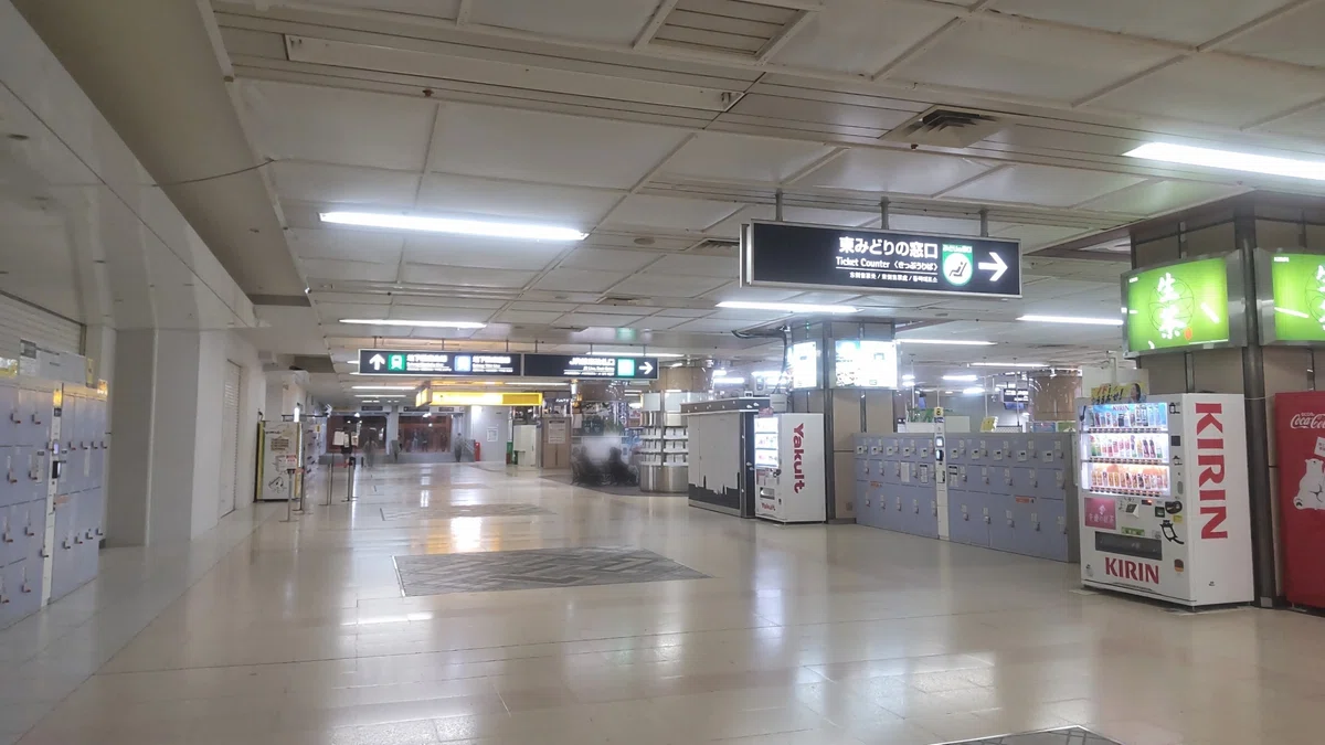 夜11時のJR札幌駅構内の写真