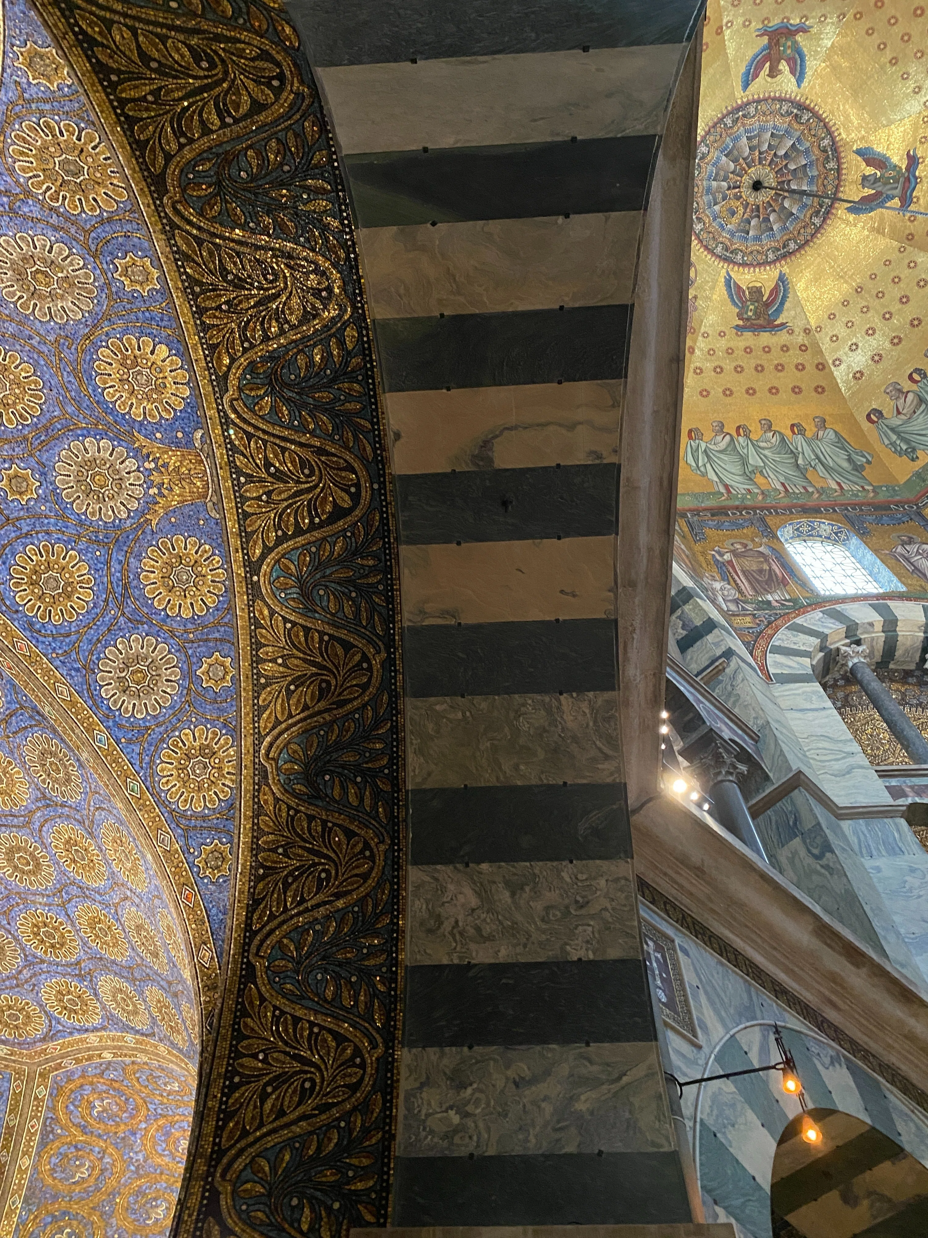 狼の魂と引き換えに建てられた「アーヘン大聖堂（Aachener Dom