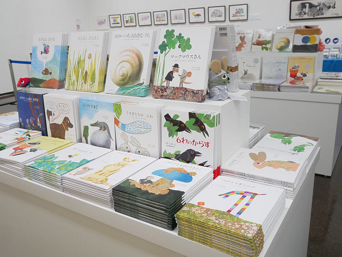 絵本の種類も豊富な特設グッズ売り場