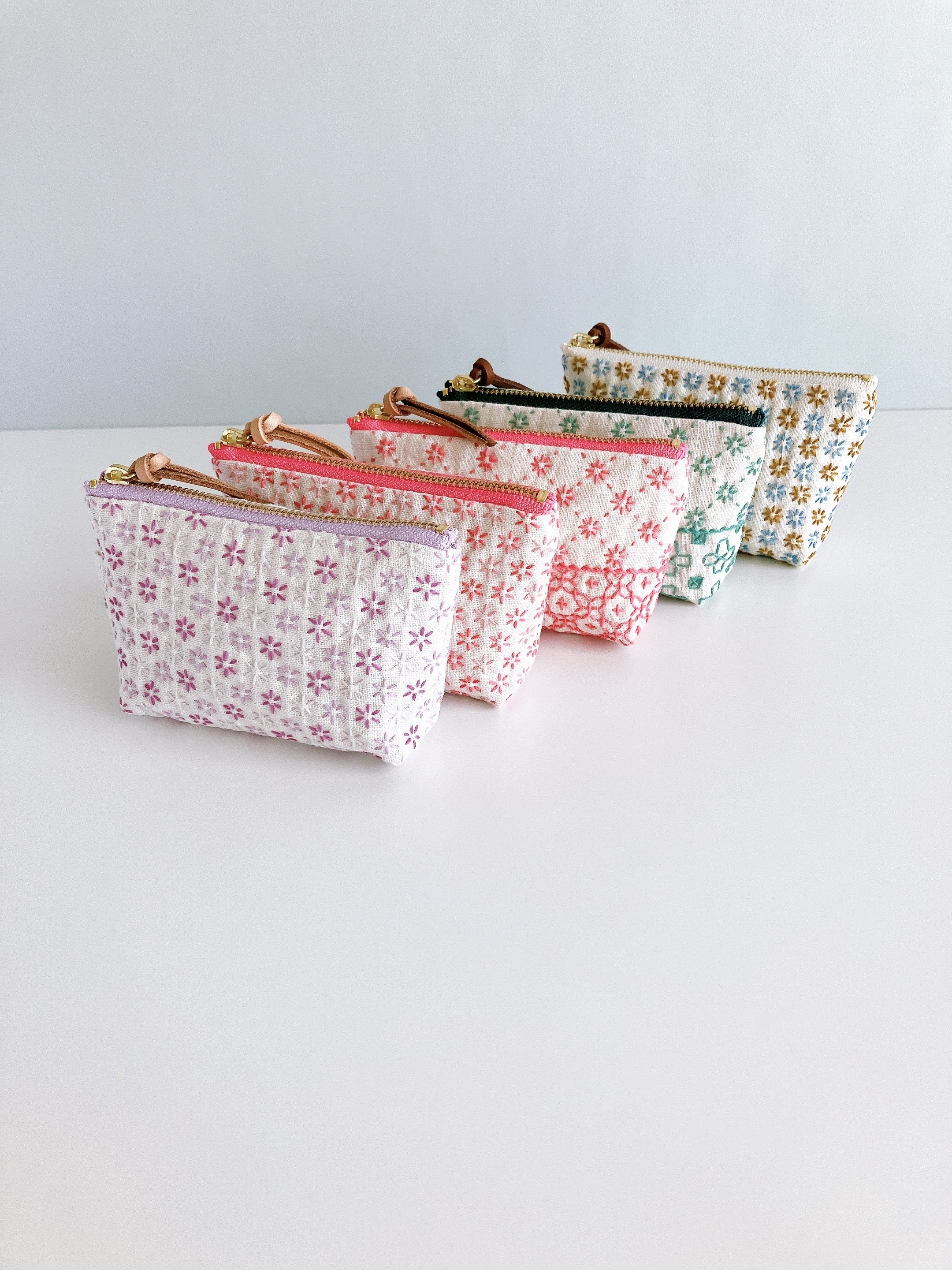 【リネン刺繍　ようこママページ】ボートポーチ リネン刺繍 ようこママページ】ボートポーチ