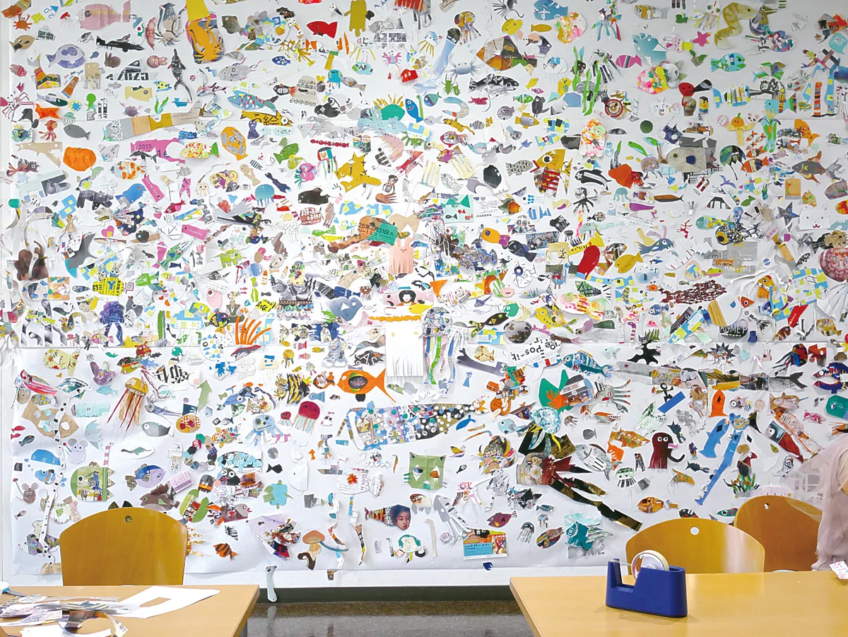好きな紙を切ったりちぎったりして作った「スイミーの仲間たち」を壁いっぱいに展示した風景