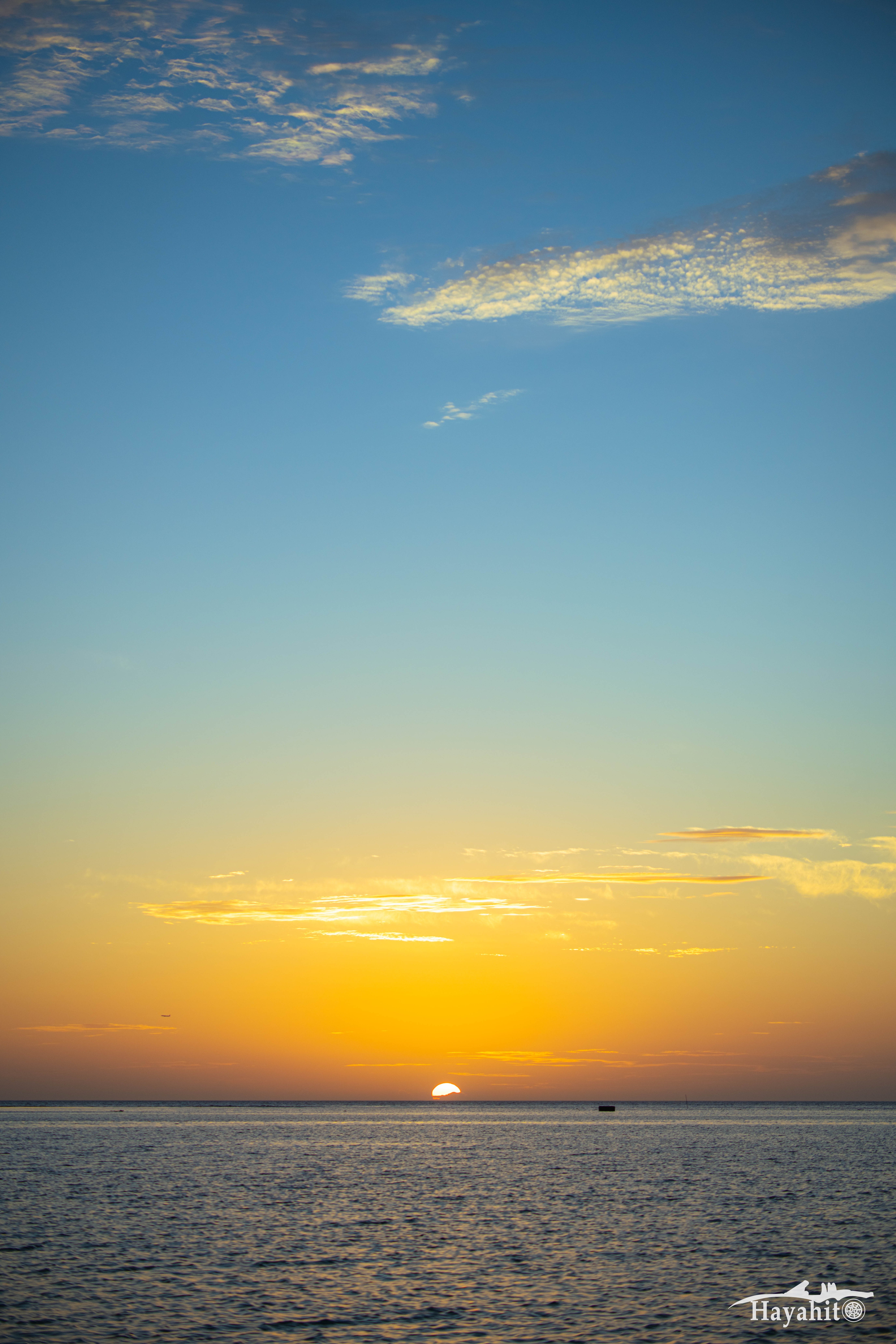 たまにはビーチで夕陽を浴びるのもいい | 沖縄 2025.5｜ハヤヒト