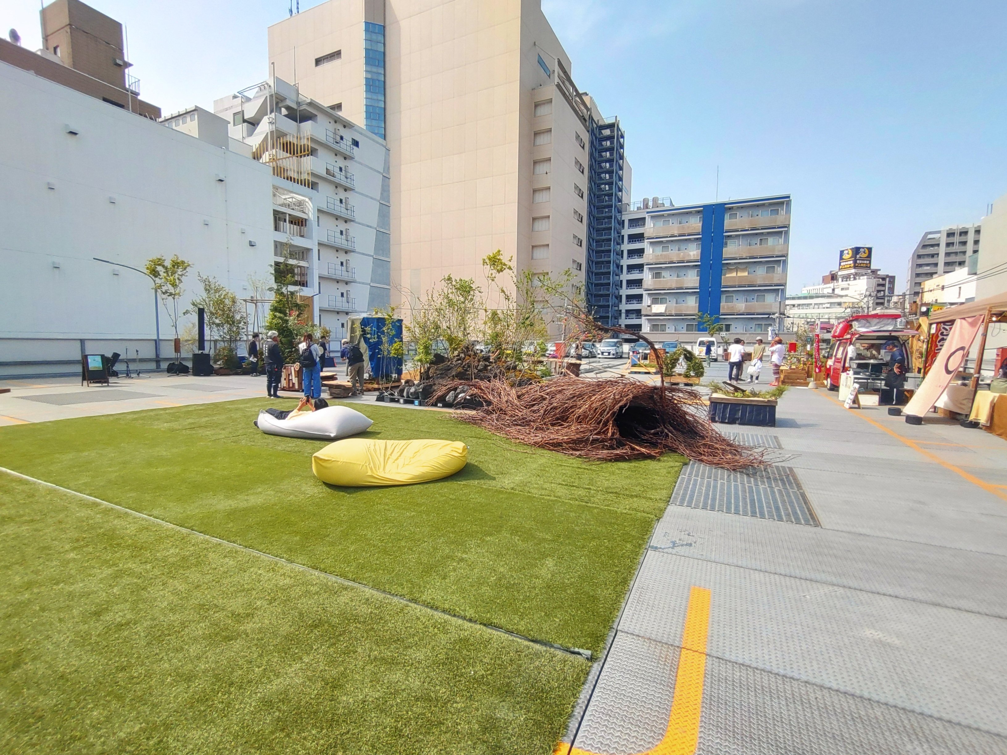 立体駐車場の上に造園アート／動く森展2025｜みやもとまなぶ