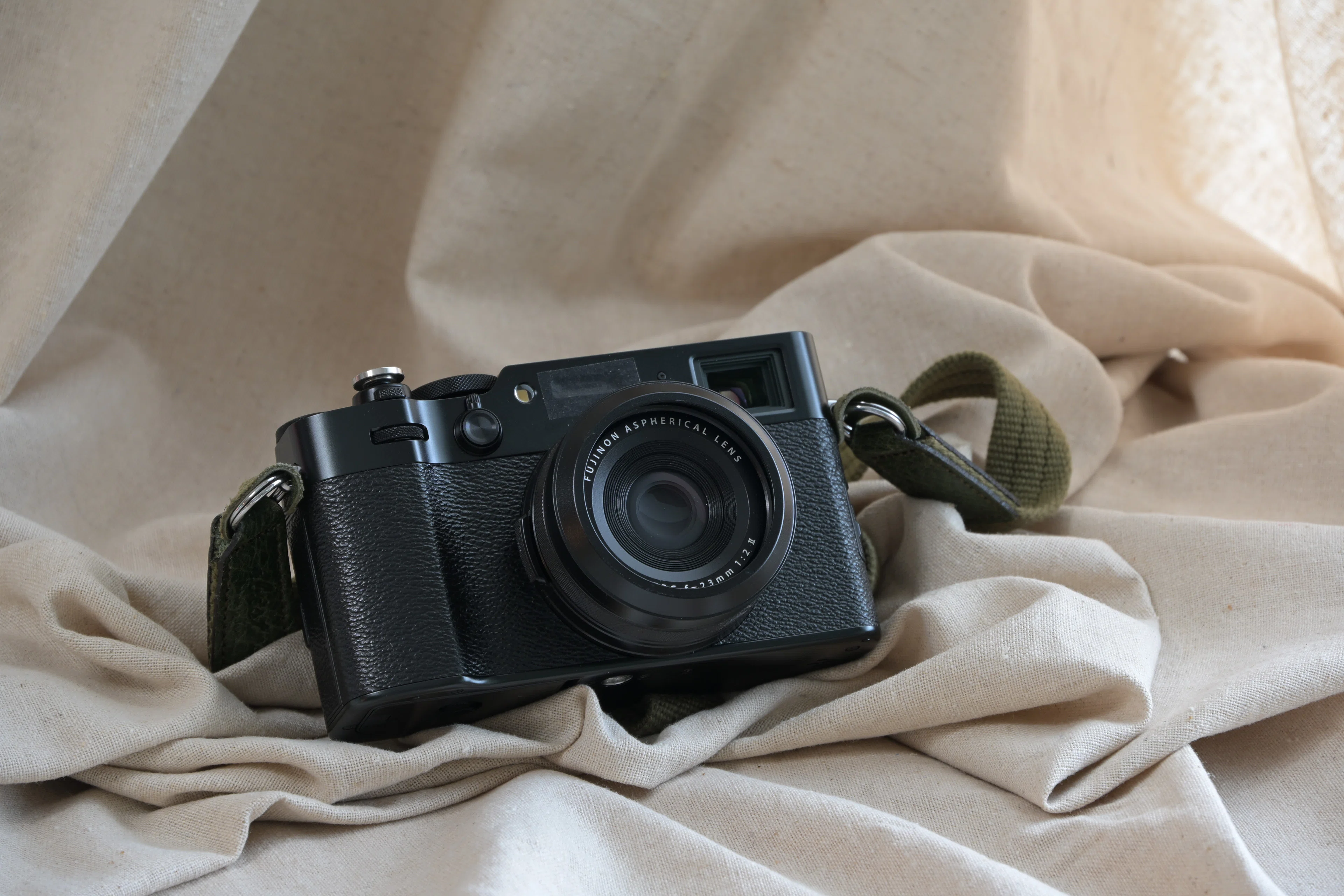 【美品】FUJIFILM X100Ⅵ +付属品4万円相当 美品】FUJIFILM X100Ⅵ +付属品4万円相当 4万円で買えるFUJIFILMの