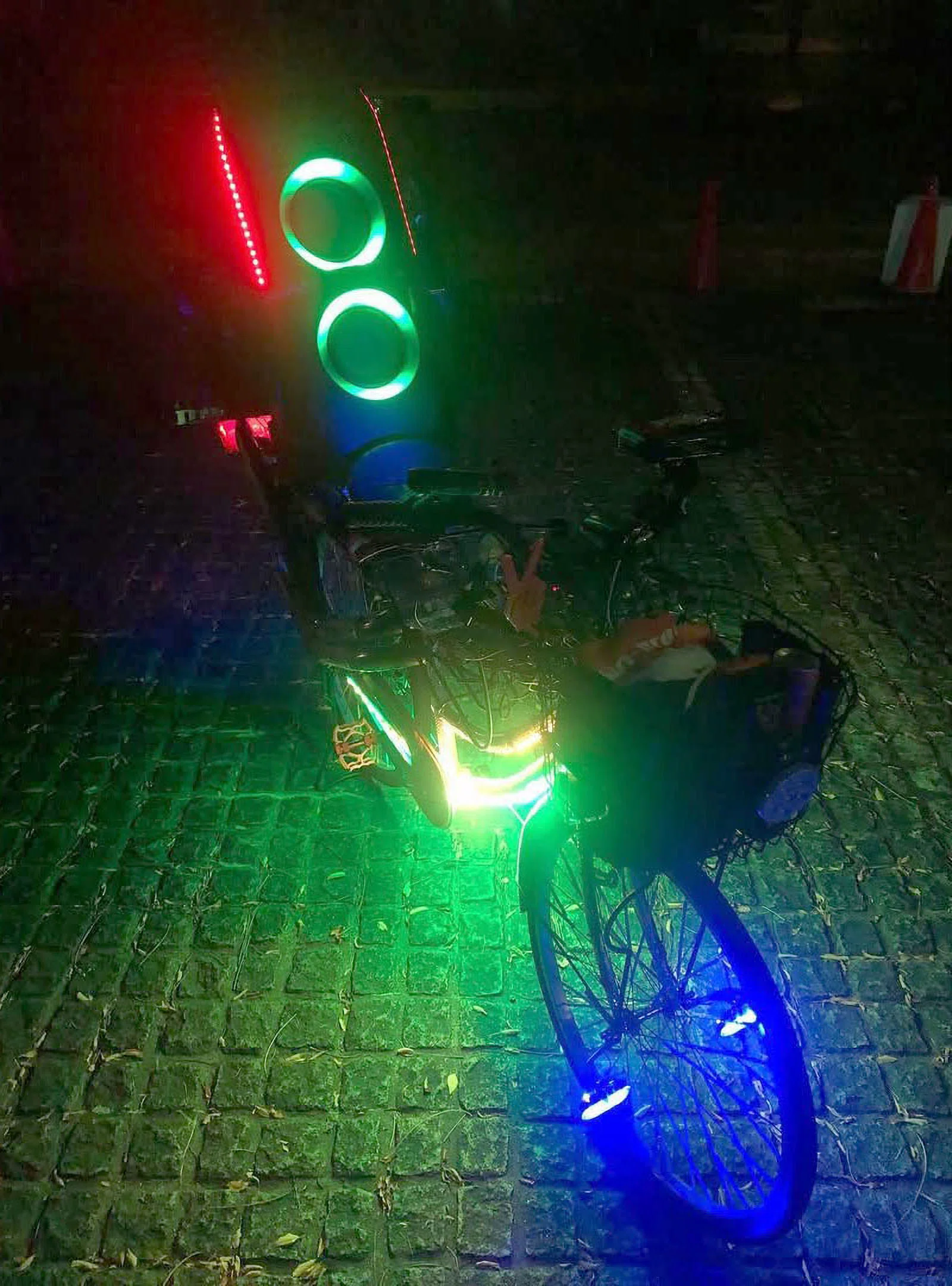 改造自転車で駆け巡る異端児たちの夜｜Odd is Good | 岡本奇太郎