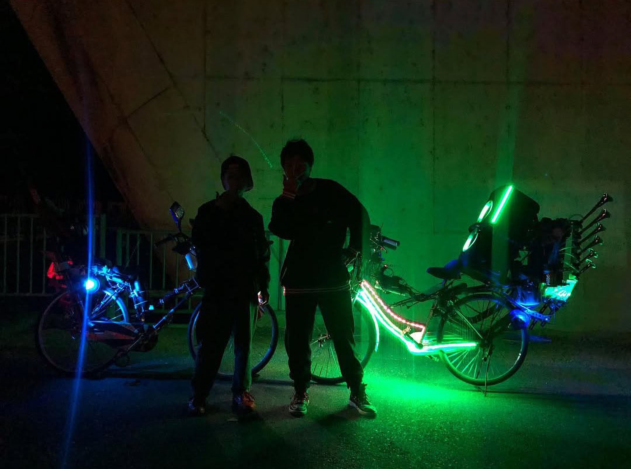 改造自転車で駆け巡る異端児たちの夜｜Odd is Good | 岡本奇太郎