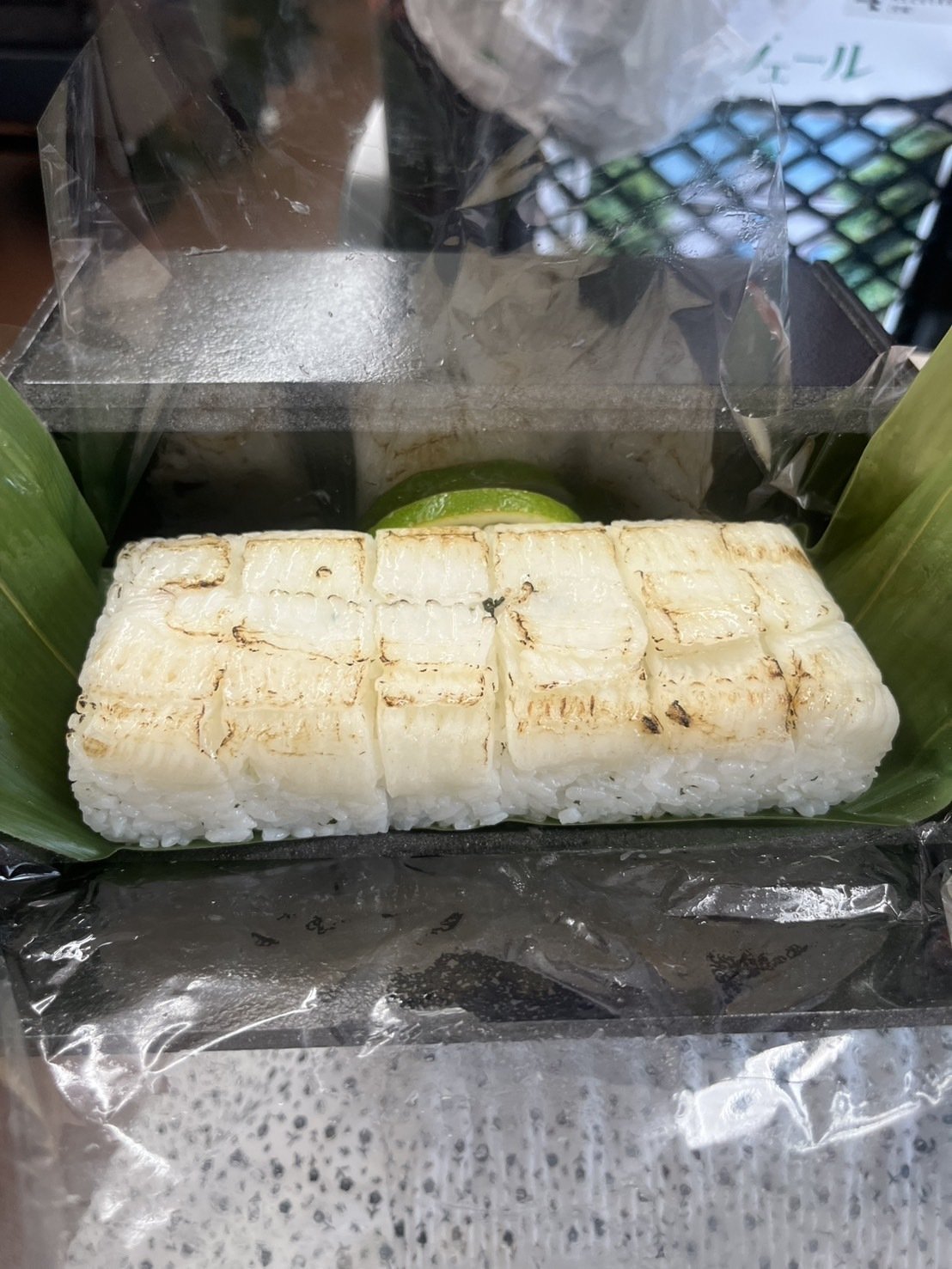 話題の駅弁「炙りえんがわずし」を食べてみました｜めぇ