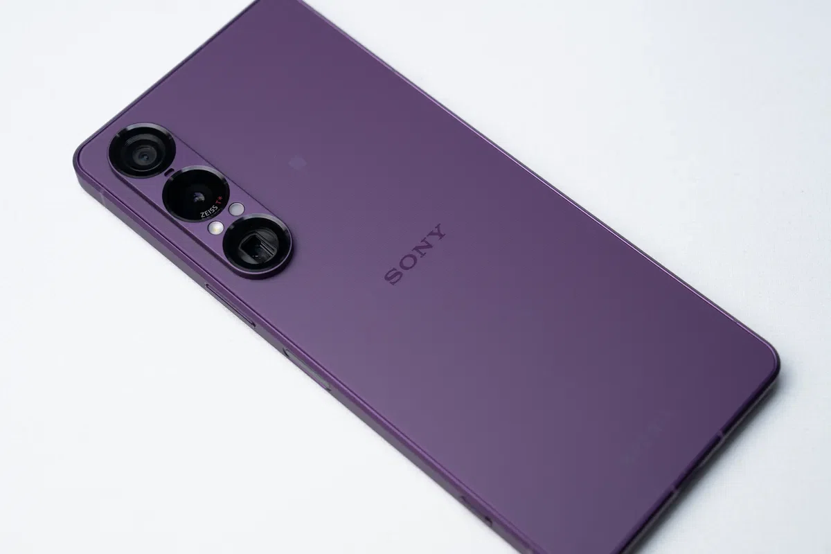 Xperia 1 Ⅱパープル 256GB SIMフリー Zeiss T* 価格.com - 『Z2パープルと。この角度だと鏡面反射でパープル感なし