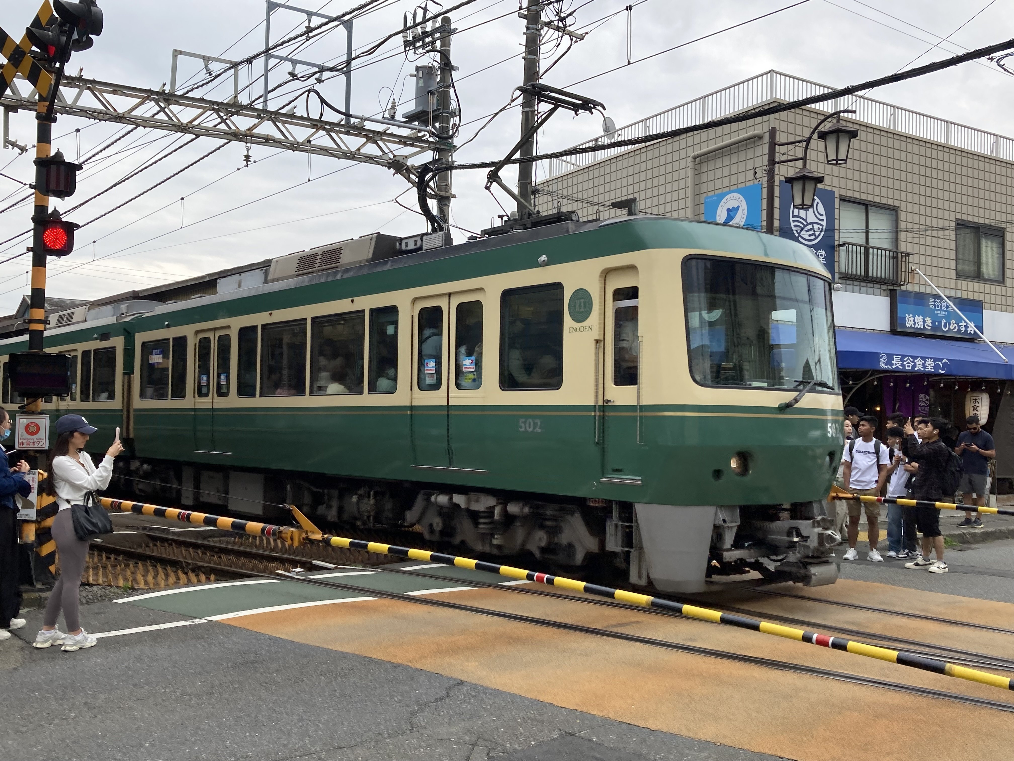 短歌一首】 軒かすめ一本道を江ノ電は家から家へ無事を届けん